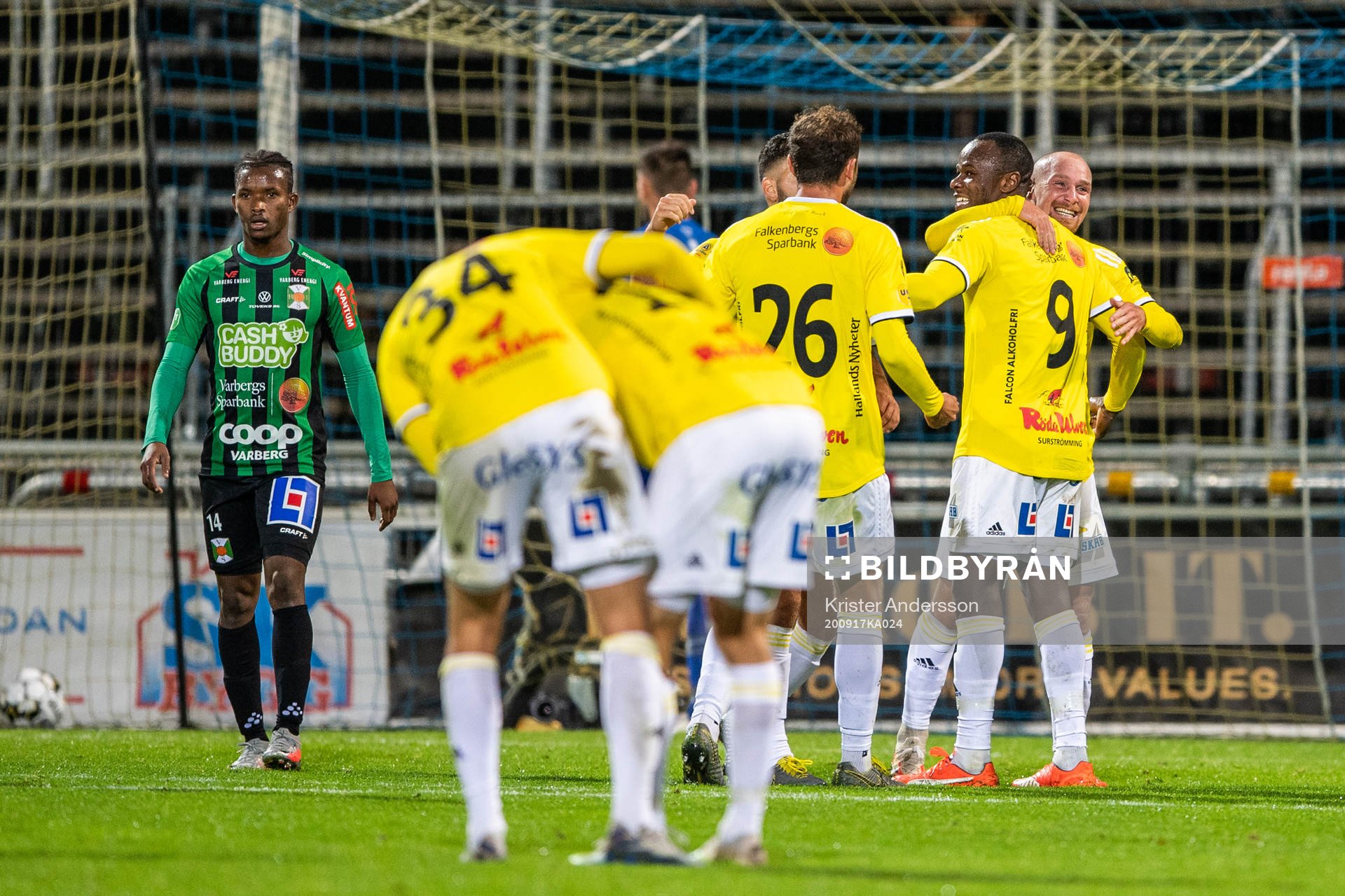 Falkenbergs Nsima Peter jublar med lagkamrater