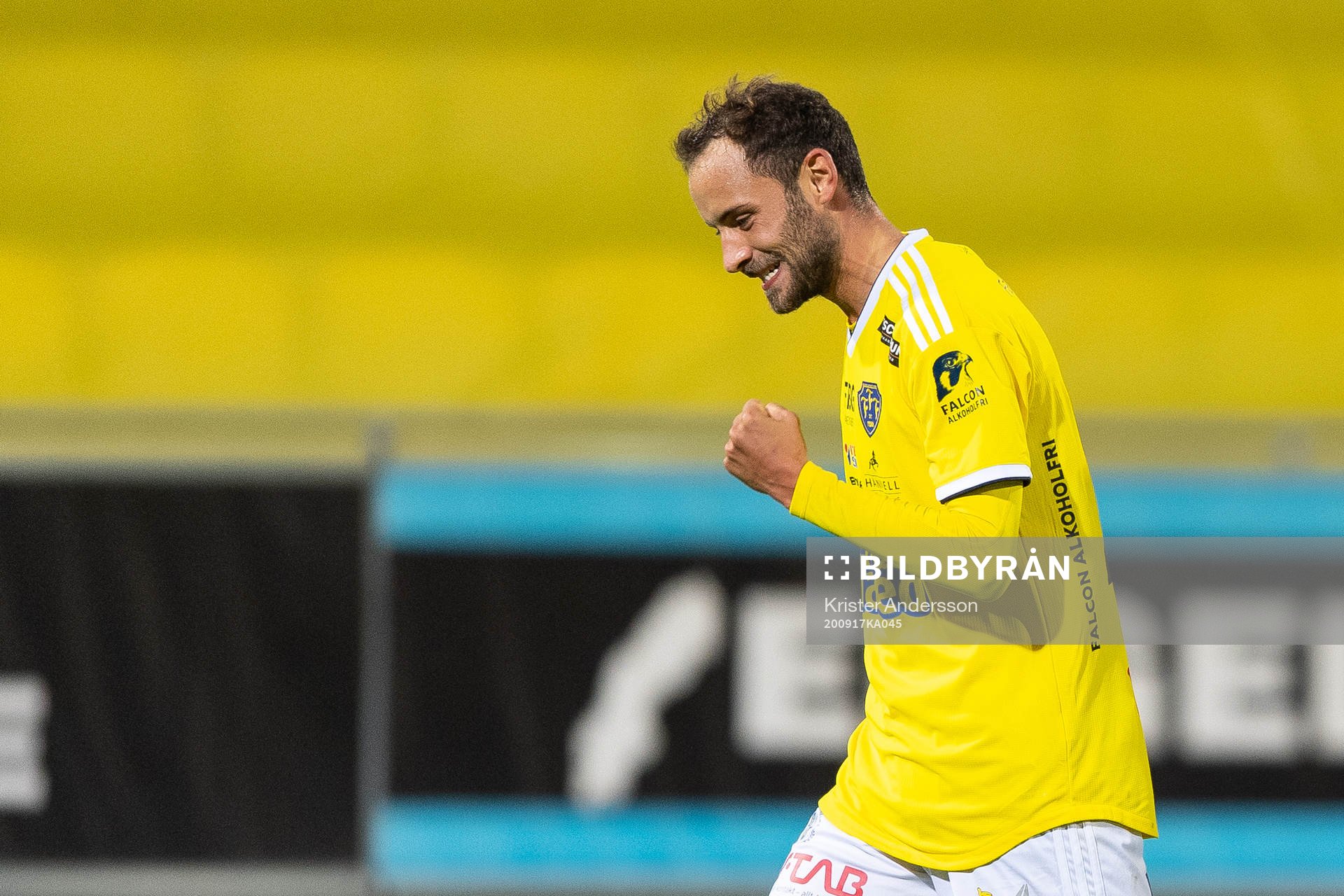 Falkenbergs Grégoire Amiot jublar efter fotbollsmatchen i Allsvenskan mellan Falkenberg och Varberg den 17 september 2020 i Falkenberg.