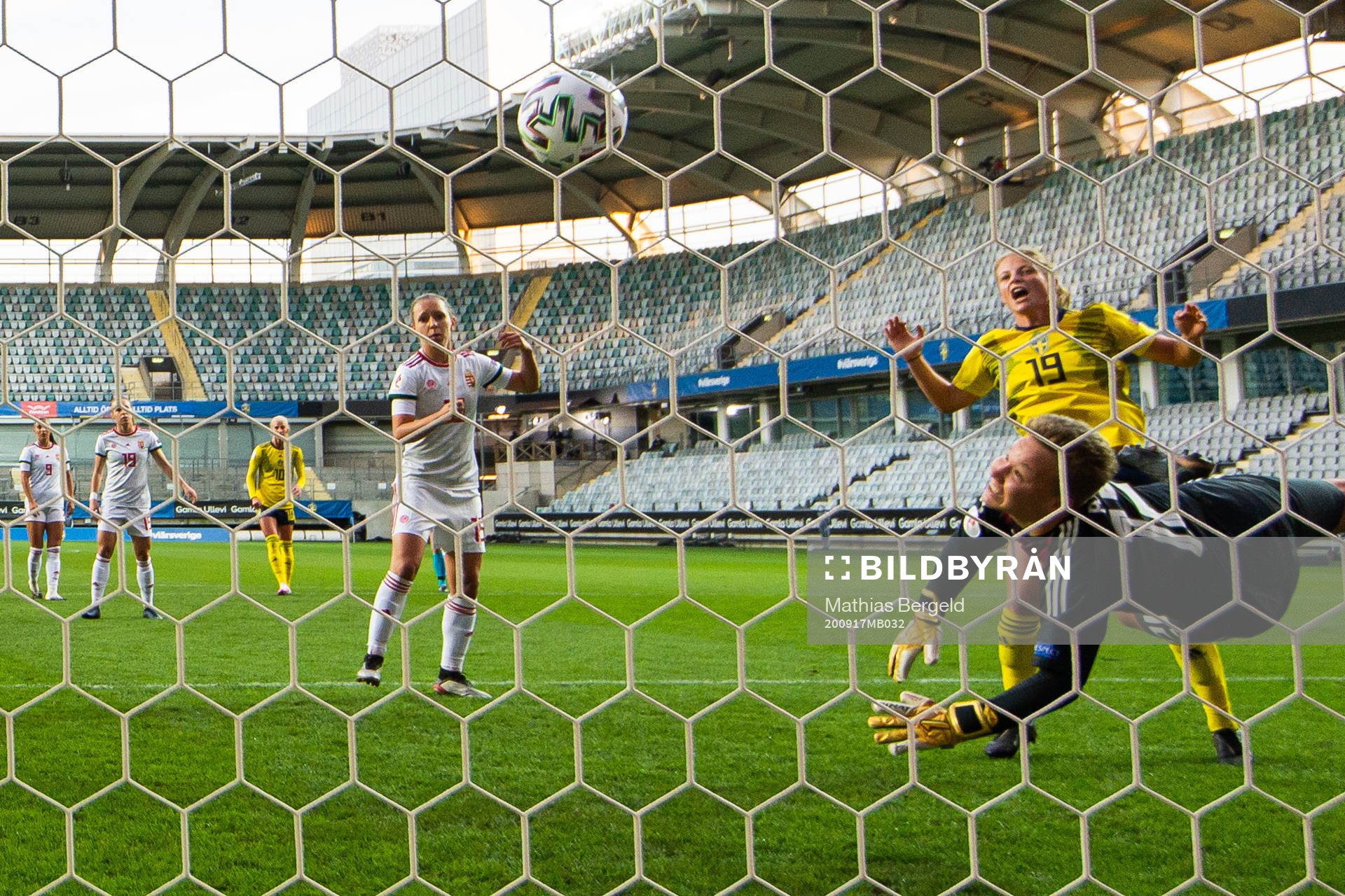 Anna Anvegård of Sweden sees Lina Hurtig of Sweden (not