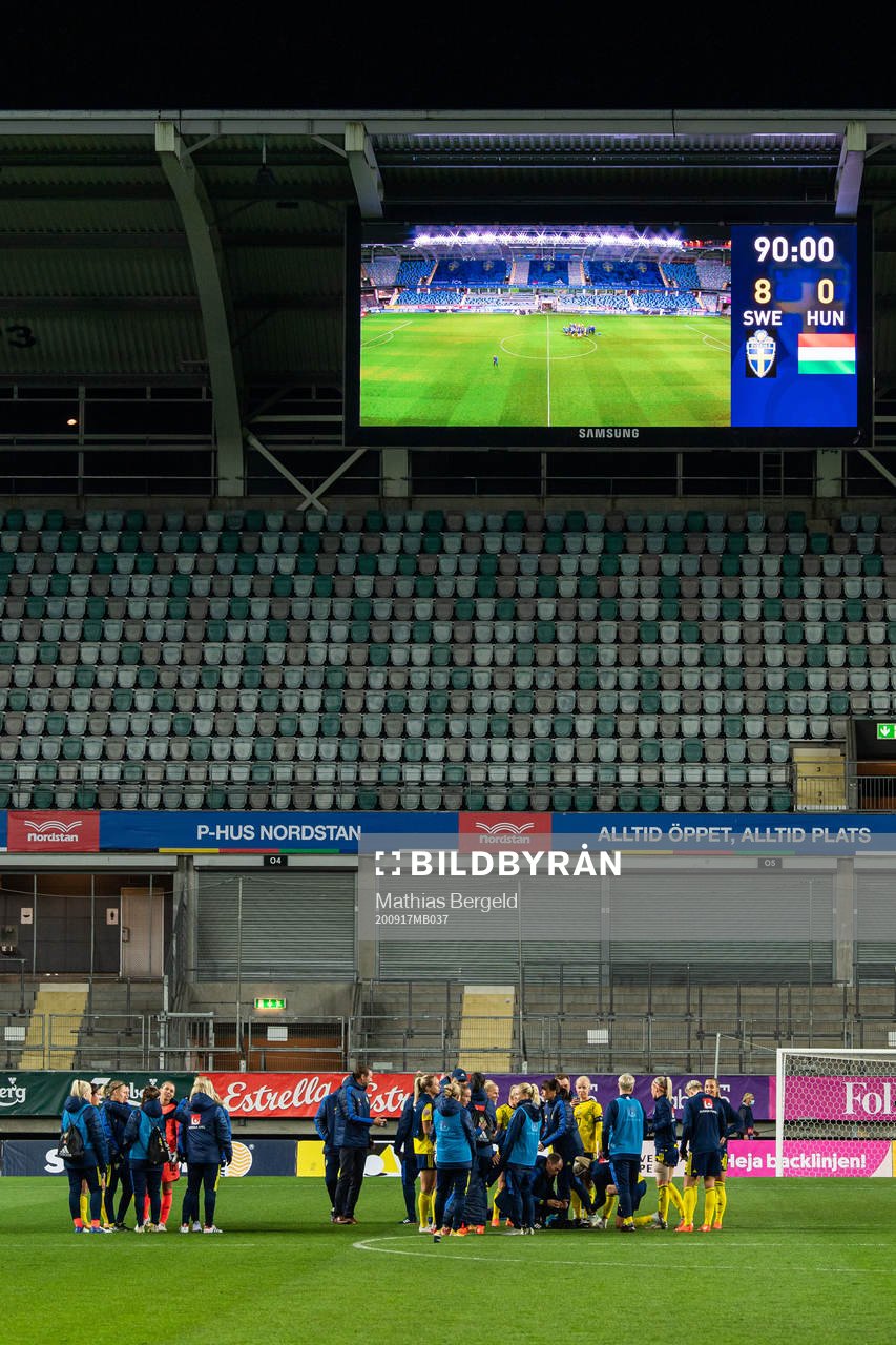Sweden´s team in front of the scoreboard
