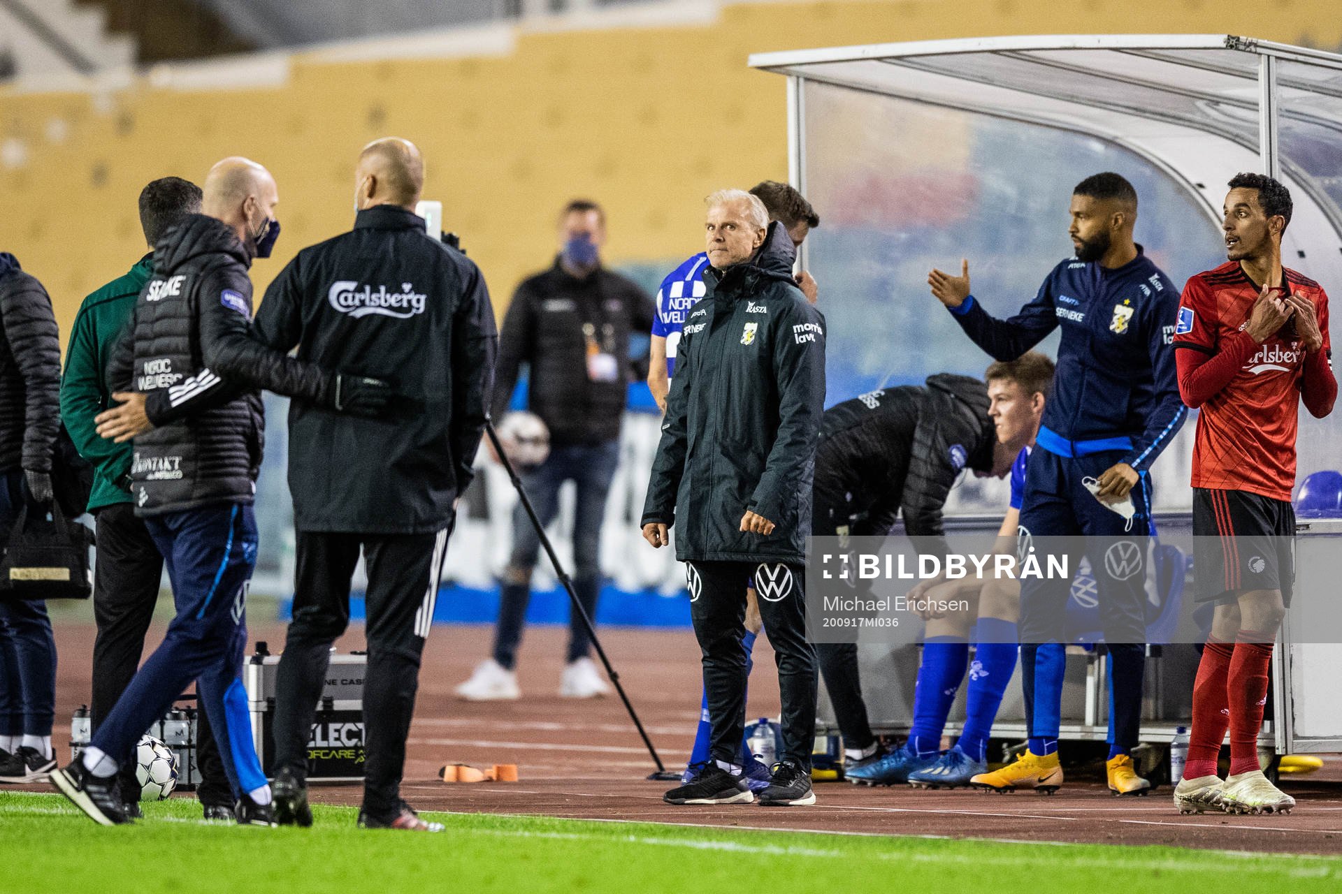 head coach Roland Nilsson  of IFK Göteborg looks dejected