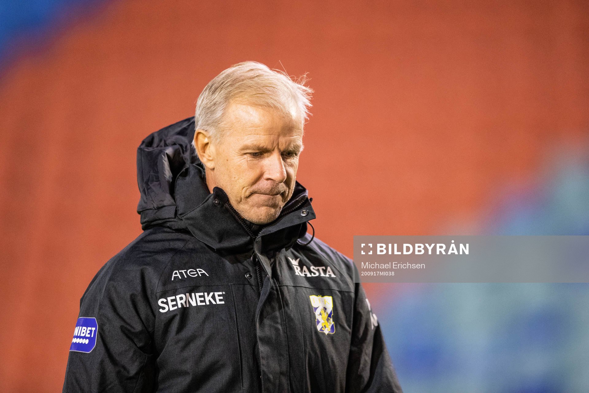 head coach Roland Nilsson of IFK Göteborg looks dejected