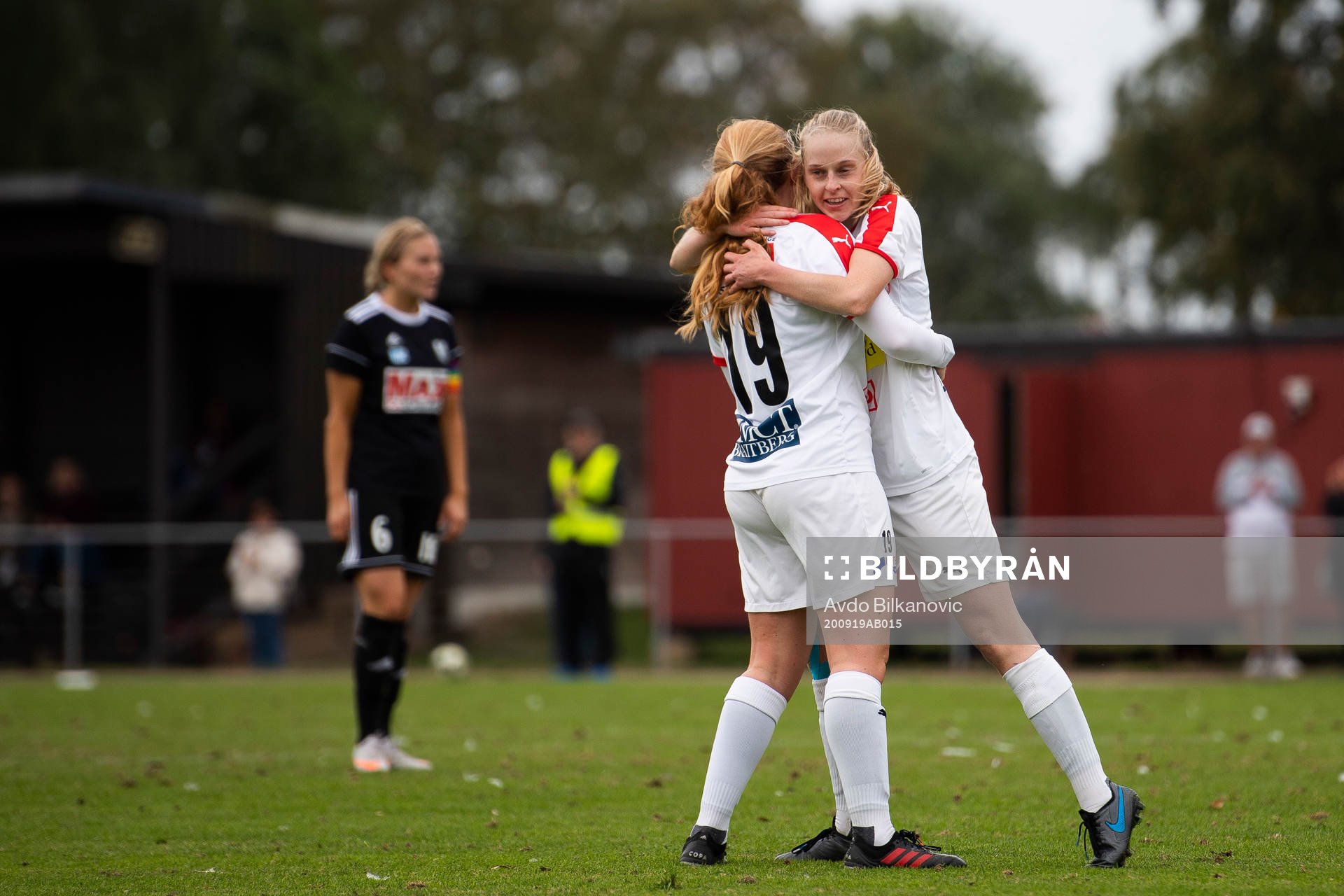 Borgebys Sofia Anker-Kofoed och Mathilda Sjöström jublar