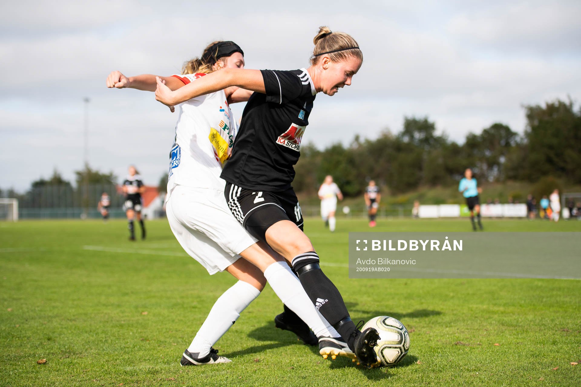 Borgebys Louise Hayden och Brömöllas Wilma Karlsson under fotbollsmatchen i Division 1 södra mellan Borgeby och Bromölla den 19 september 2020 i Borgeby.