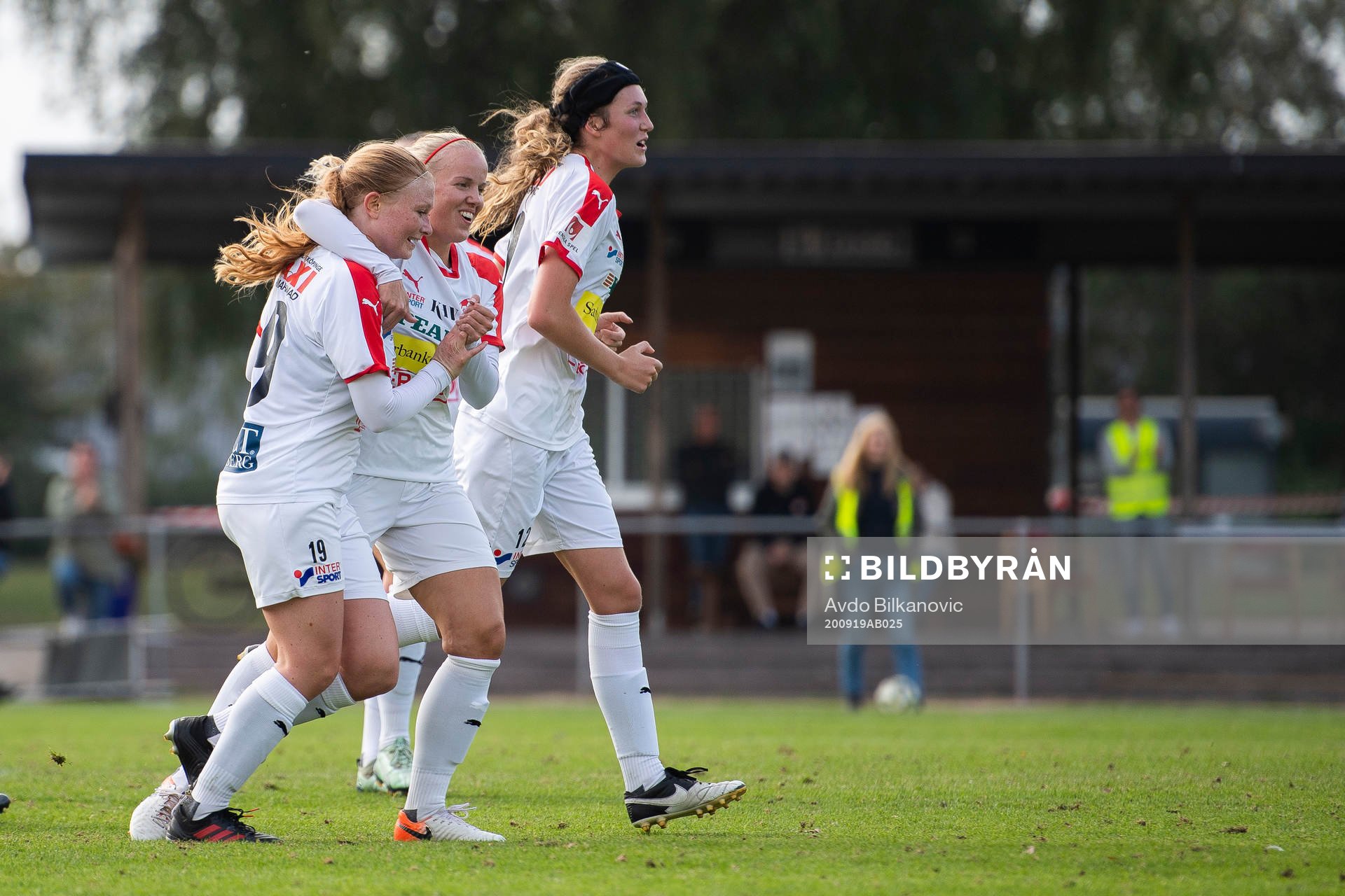 Borgebys Mathilda Sjöström och Emma Bengtsson jublar
