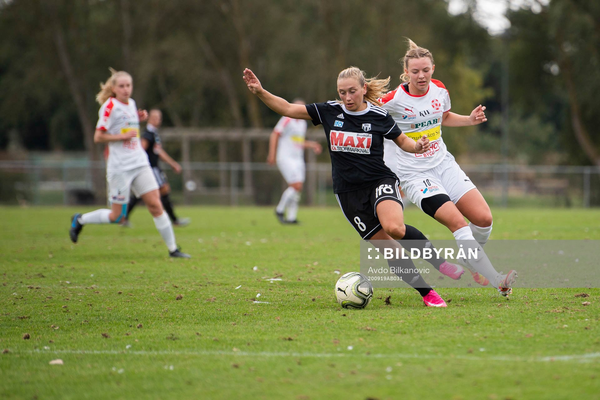 Brömöllas Lova Hansson jagas av Borgebys Amanda Olsson under fotbollsmatchen i Division 1 södra mellan Borgeby och Bromölla den 19 september 2020 i Borgeby.