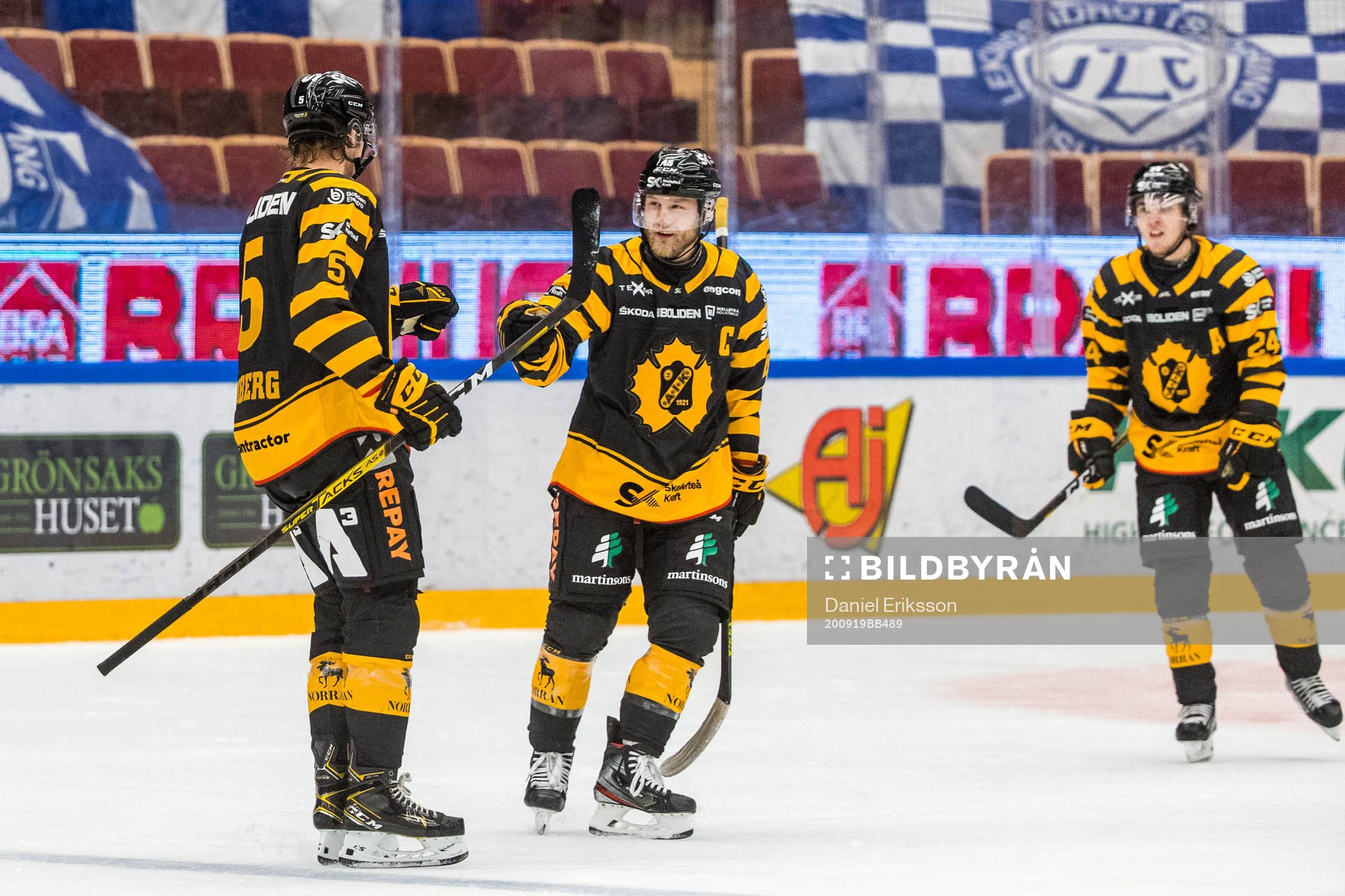 Skellefteås Philip Broberg  och Oscar Möller jublar