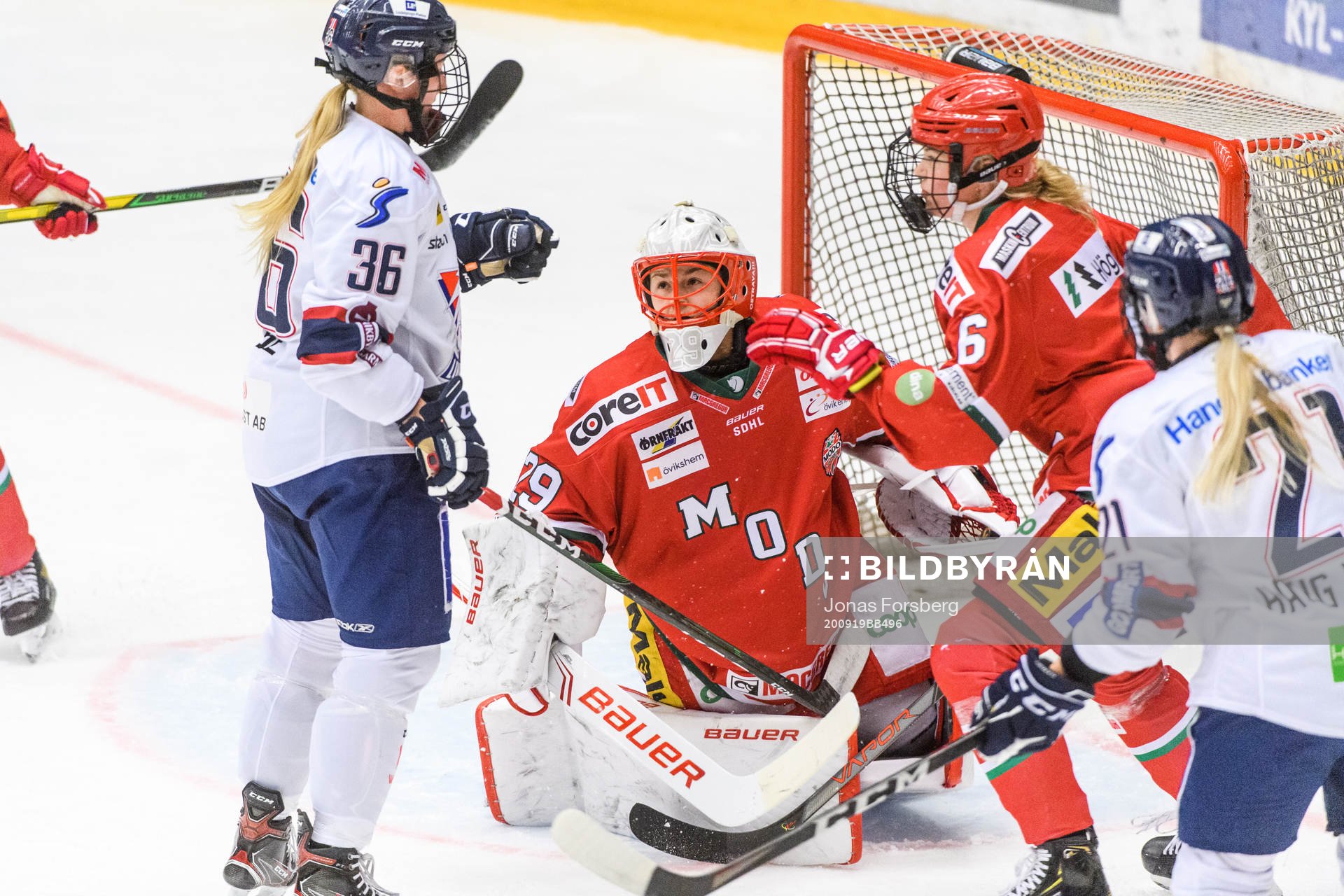Linköpings Emelie Kruse Johansen och Modos målvakt Klara