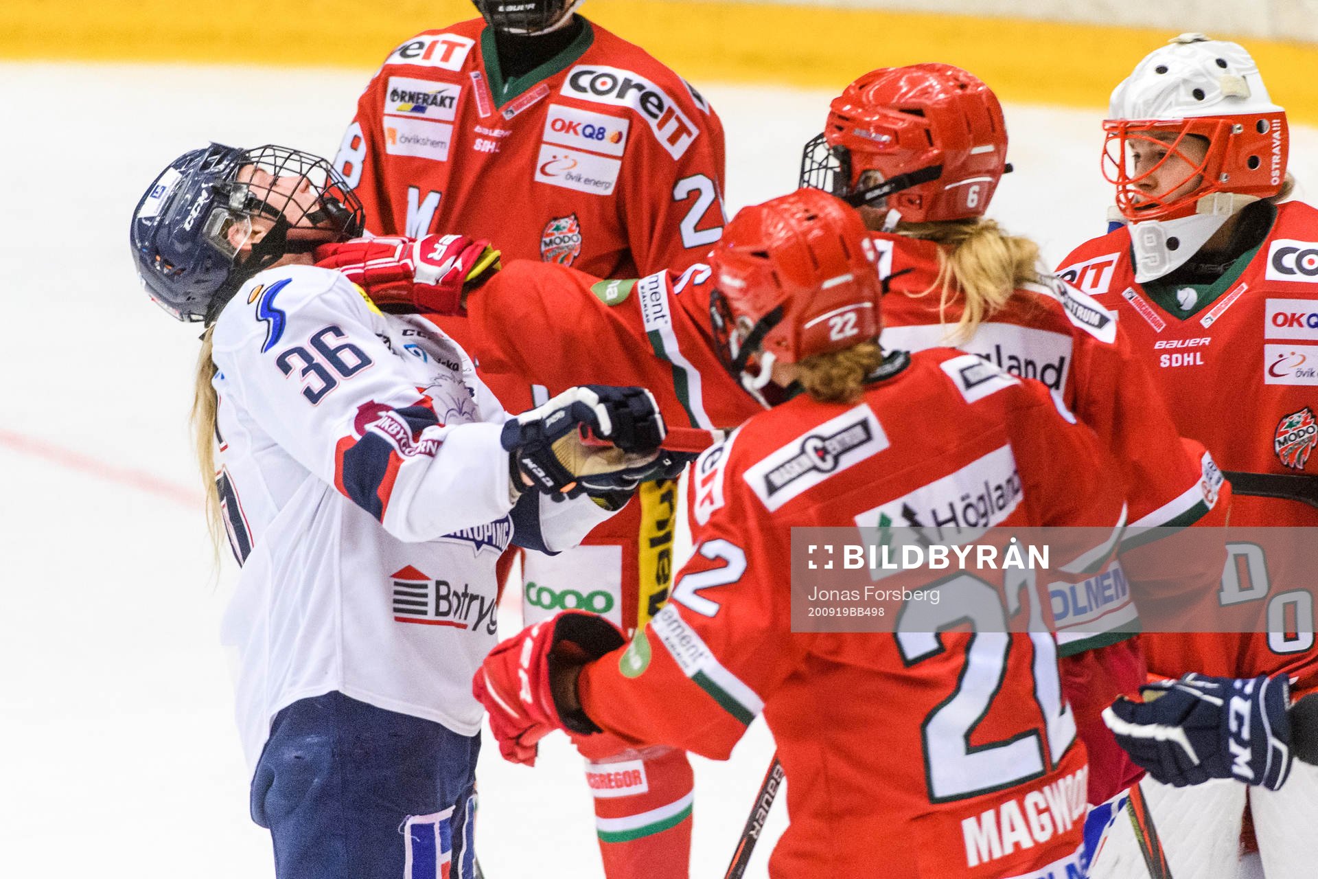Linköpings Emelie Kruse Johansen och Modos Paula Bergström