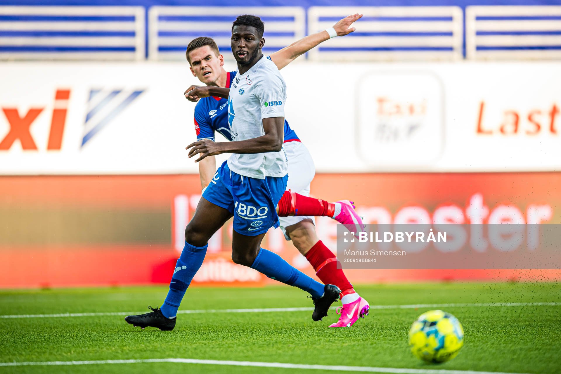 Vidar Örn Kjartansson of Vålerenga and Sheriff Sinyan of