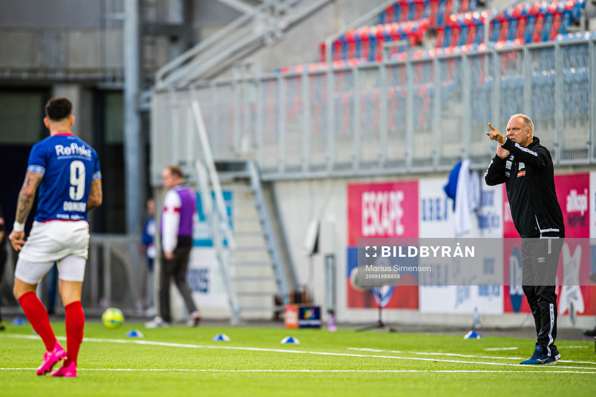 Aron Leonard Dønnum of Vålerenga and Dag-Eilev Fagermo,