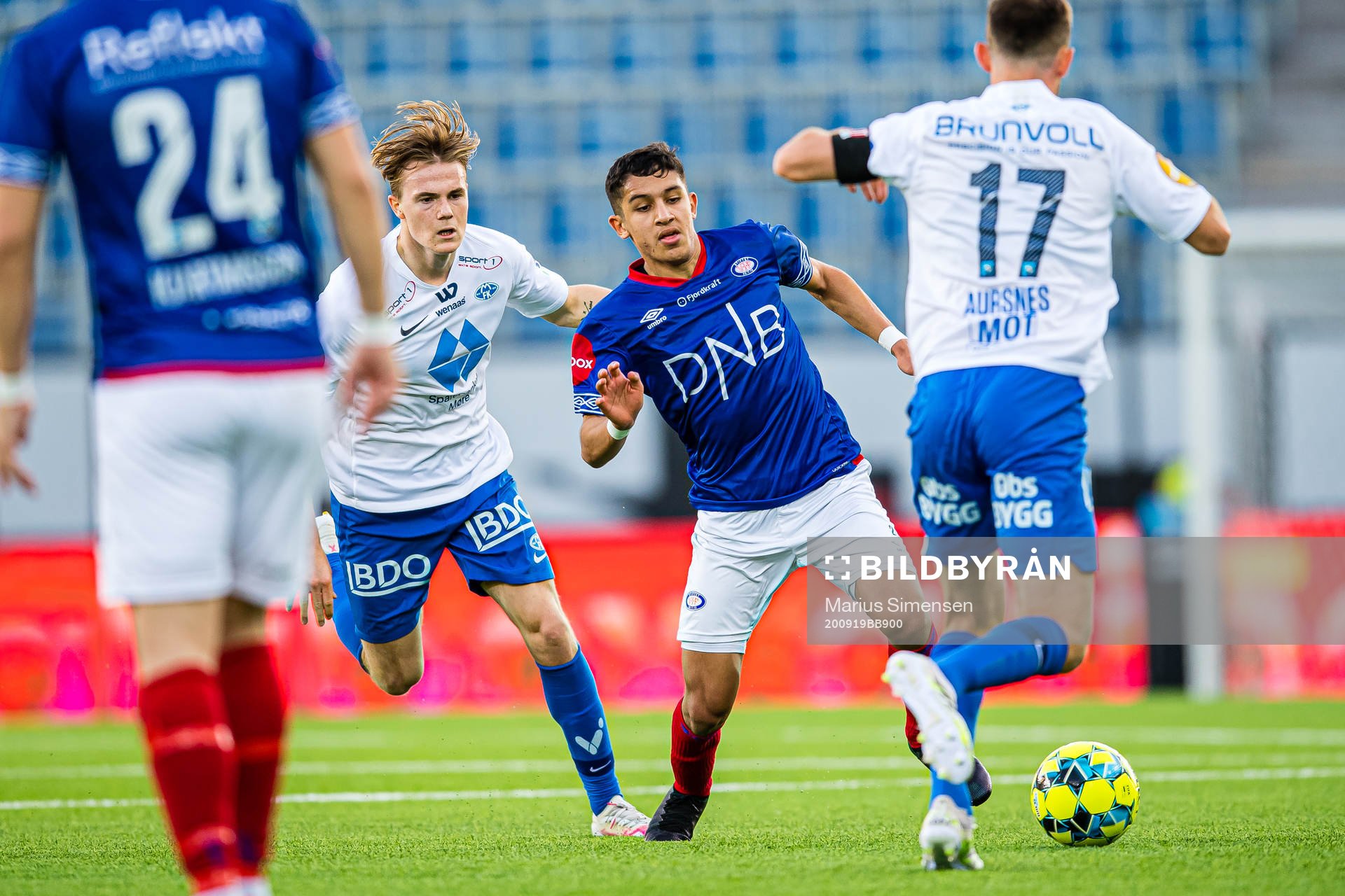 Tobias Christensen of Molde and Osame Sahraoui of Vålerenga