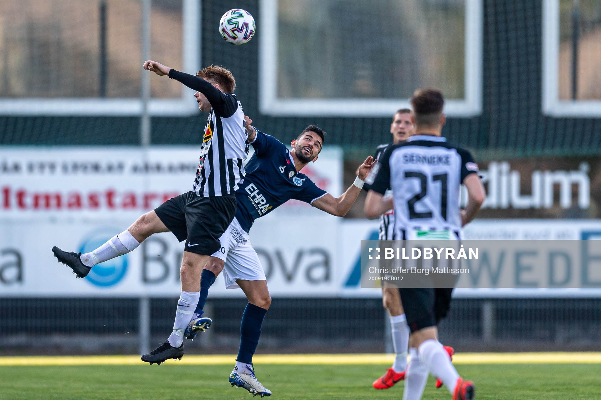 Landskronas Dennis Olofsson i nickduell med Utsiktens Paulo