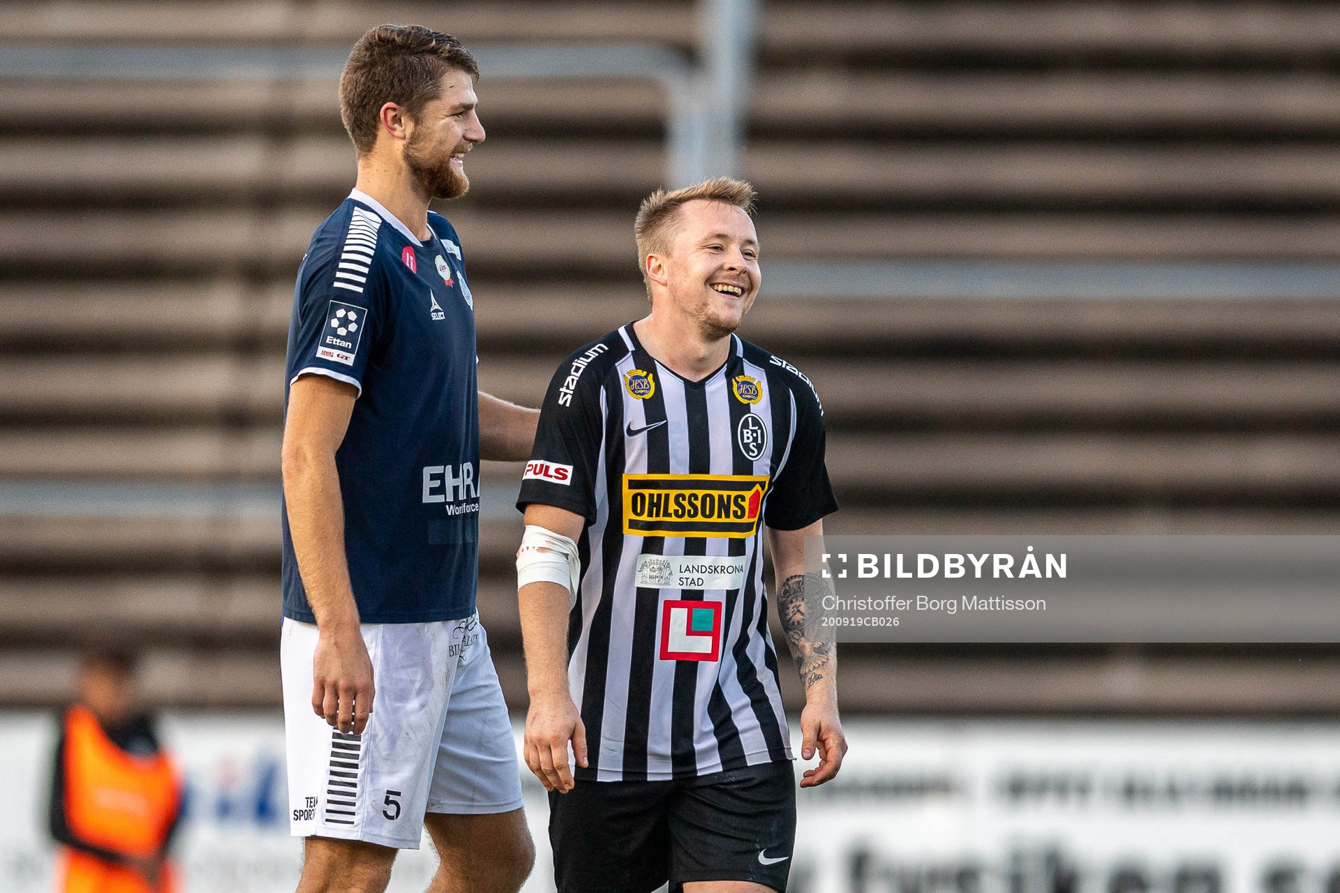 Utsiktens Erik Hedenquist och Landskronas Niklas Nielsen efter fotbollsmatchen i Division 1 södra mellan Landskrona och Utsikten den 19 september 2020 i Landskrona.