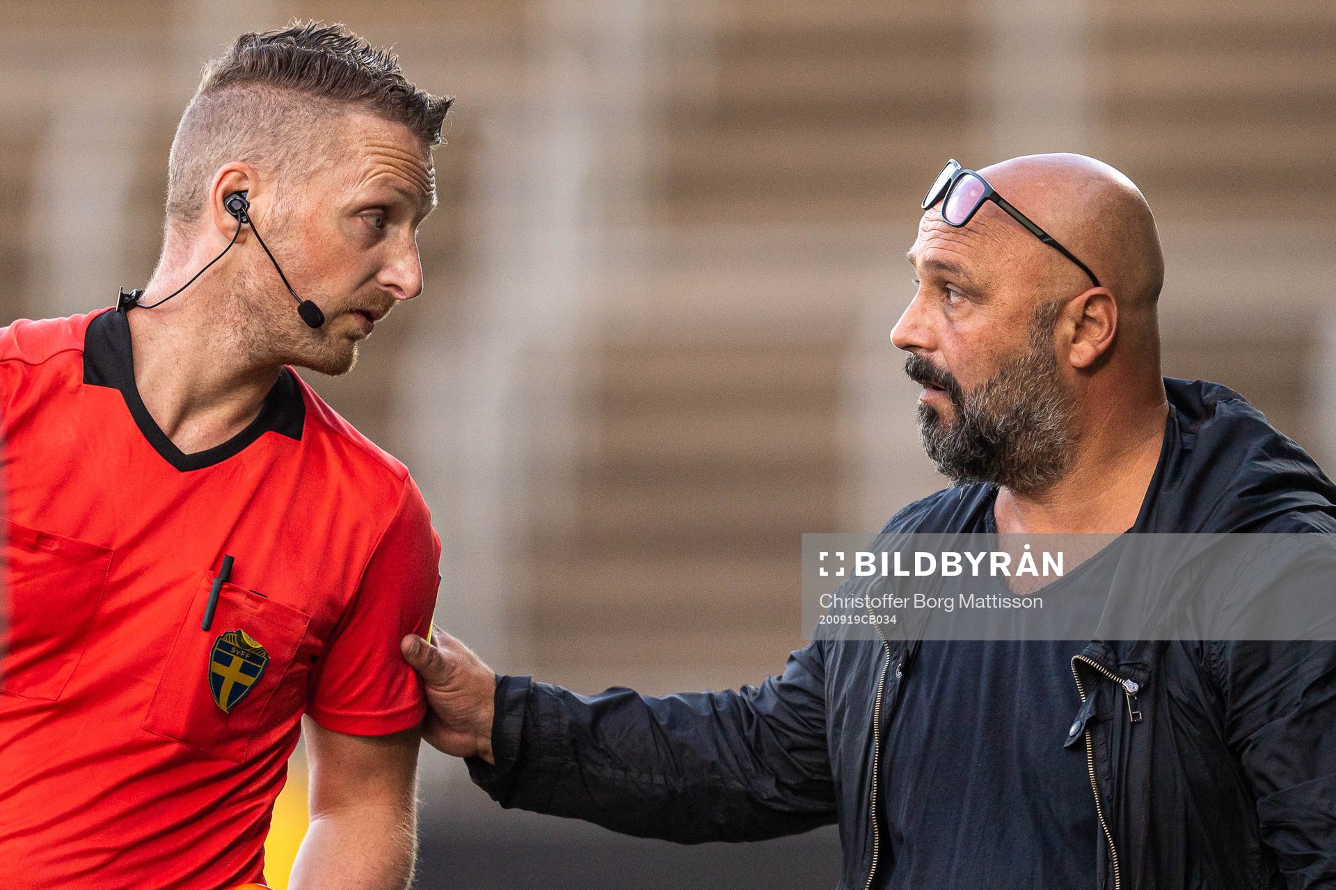 Utsiktens manager Bosko Orovic får en tillsägelse av assisterande domare Alexander Eriksson under fotbollsmatchen i Division 1 södra mellan Landskrona och Utsikten den 19 september 2020 i Landskrona.