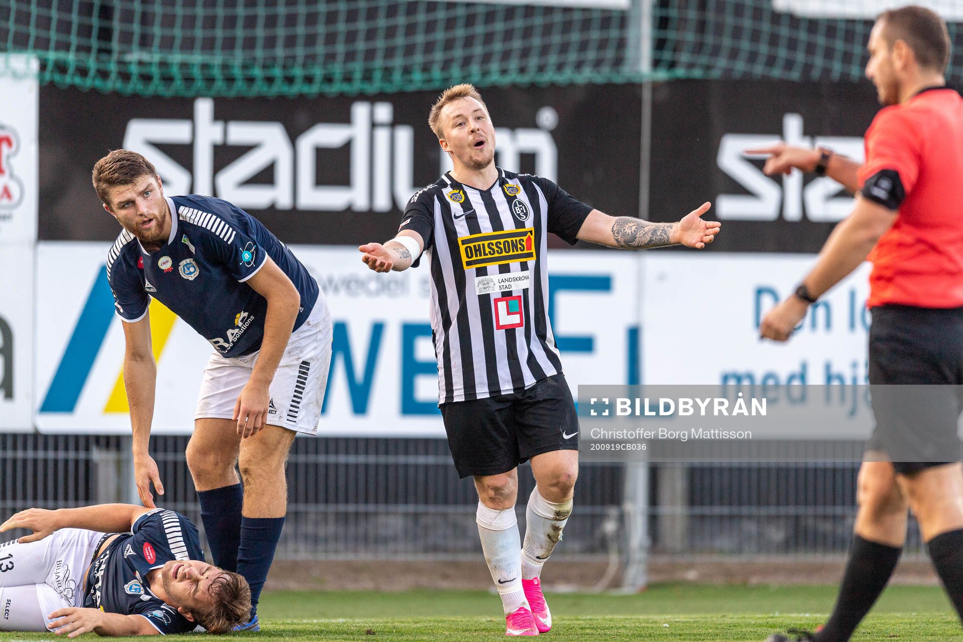 Landskronas Niklas Nielsen reagerar mot ett domslut under fotbollsmatchen i Division 1 södra mellan Landskrona och Utsikten den 19 september 2020 i Landskrona.