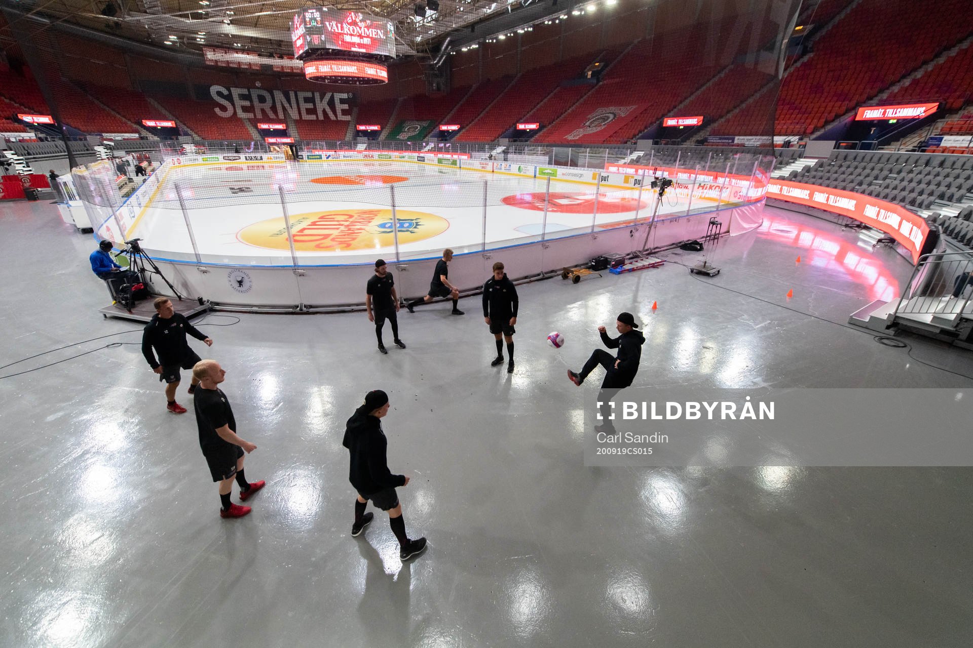 Frölundas spelare värmer upp innan ishockeymatchen i SHL
