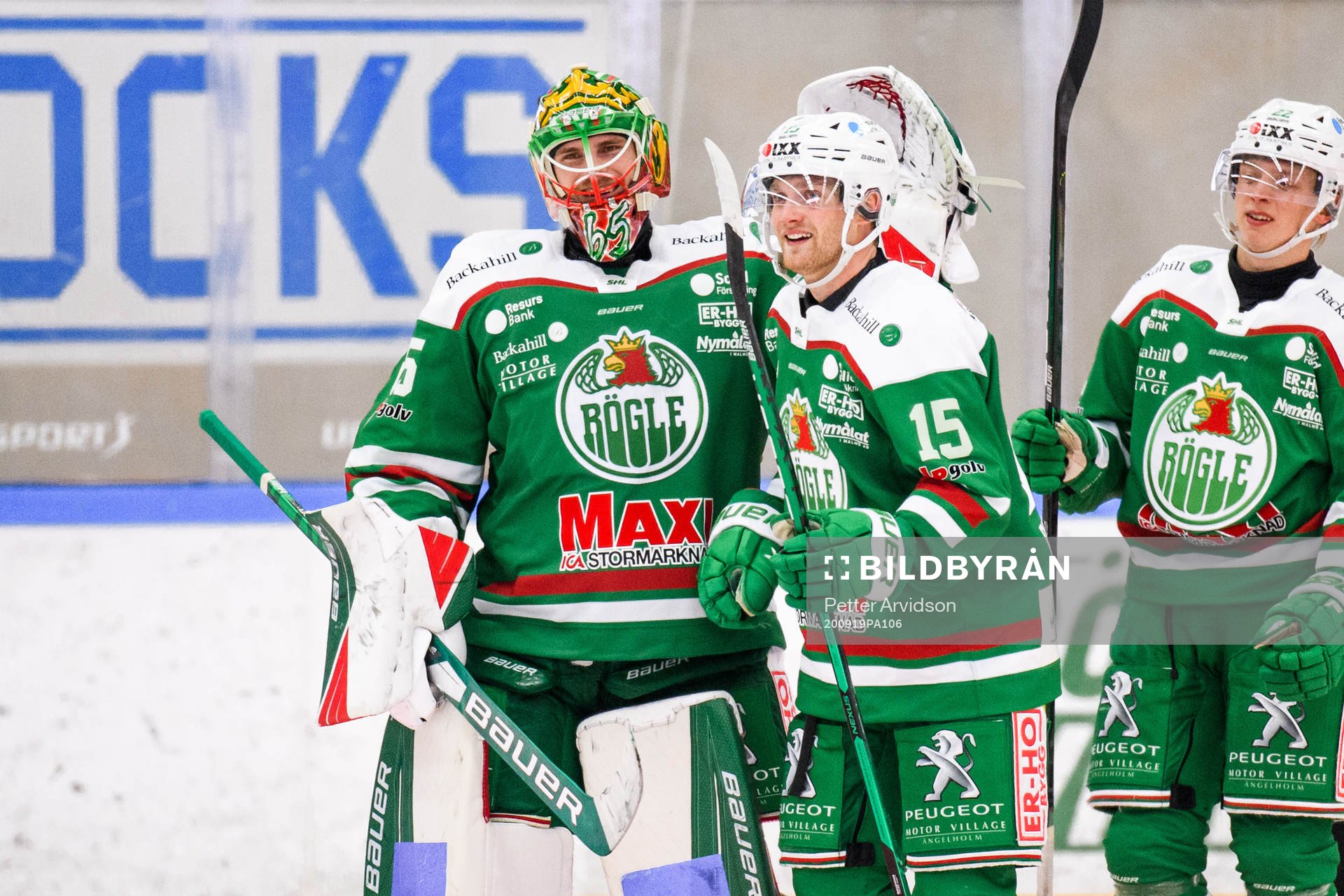 Rögles målvakt Christoffer Rifalk och Simon Ryfors jublar