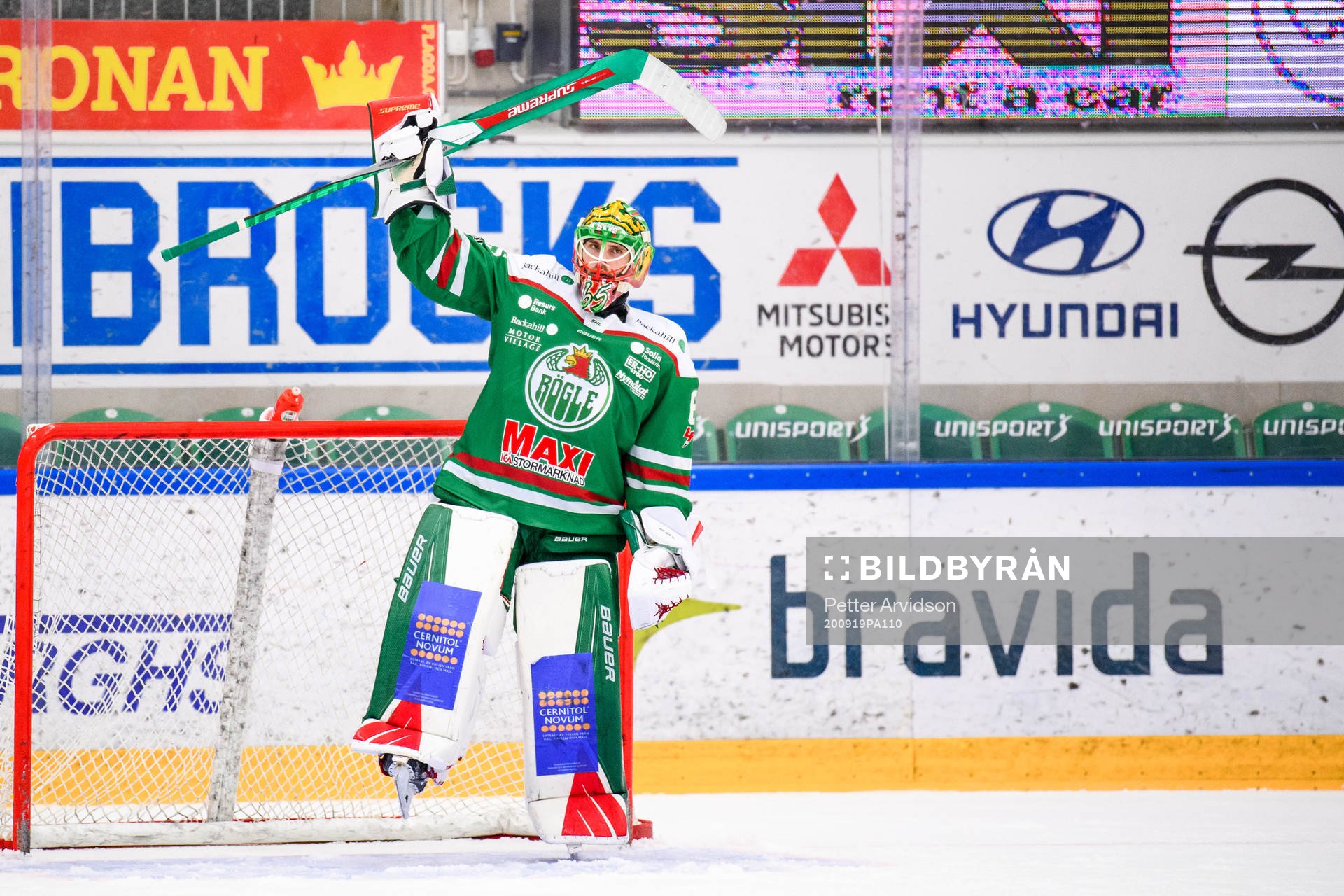 Rögles målvakt Christoffer Rifalk jublar
