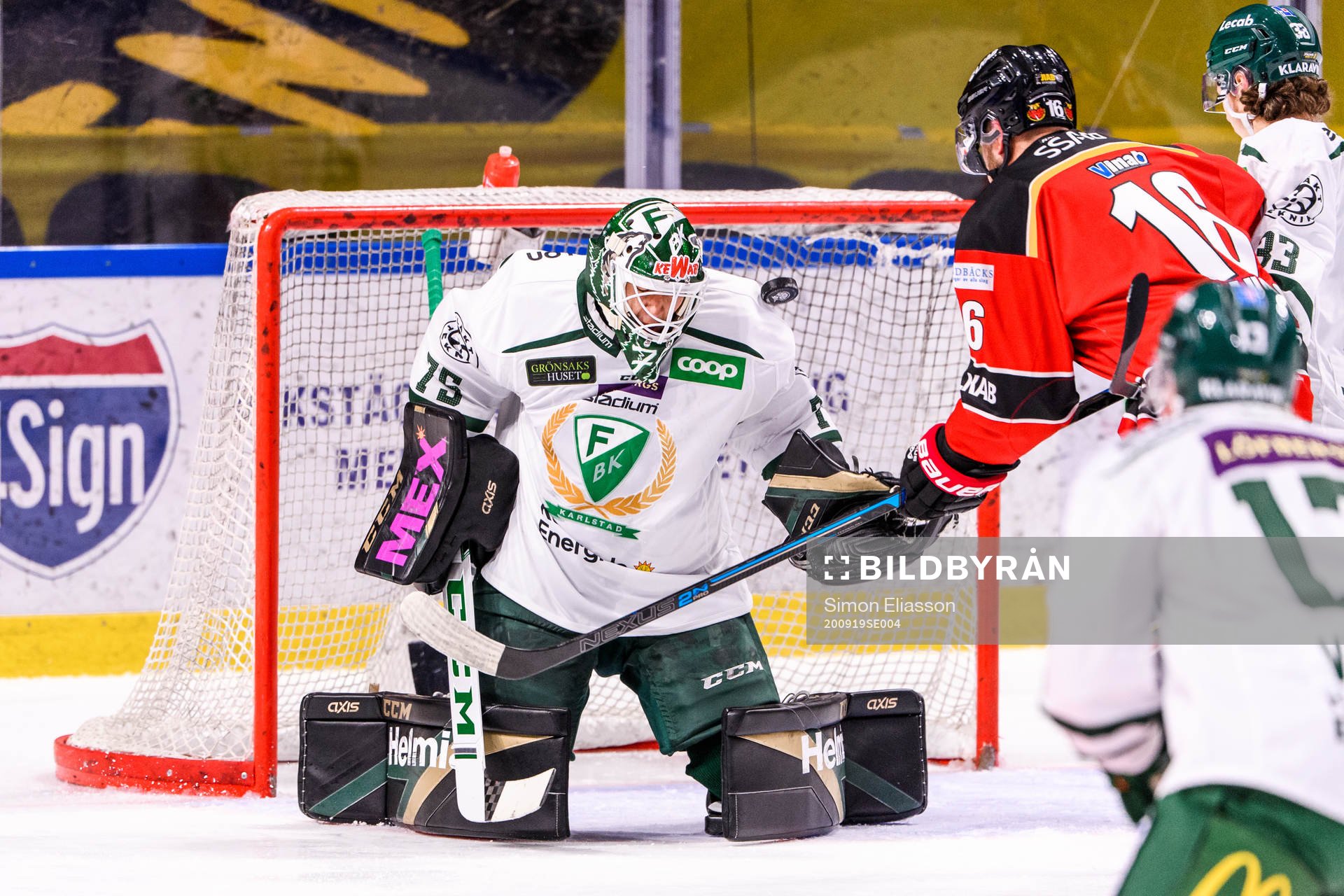 Luleås Victor Berglund , ej i bild, gör 1-0 bakom