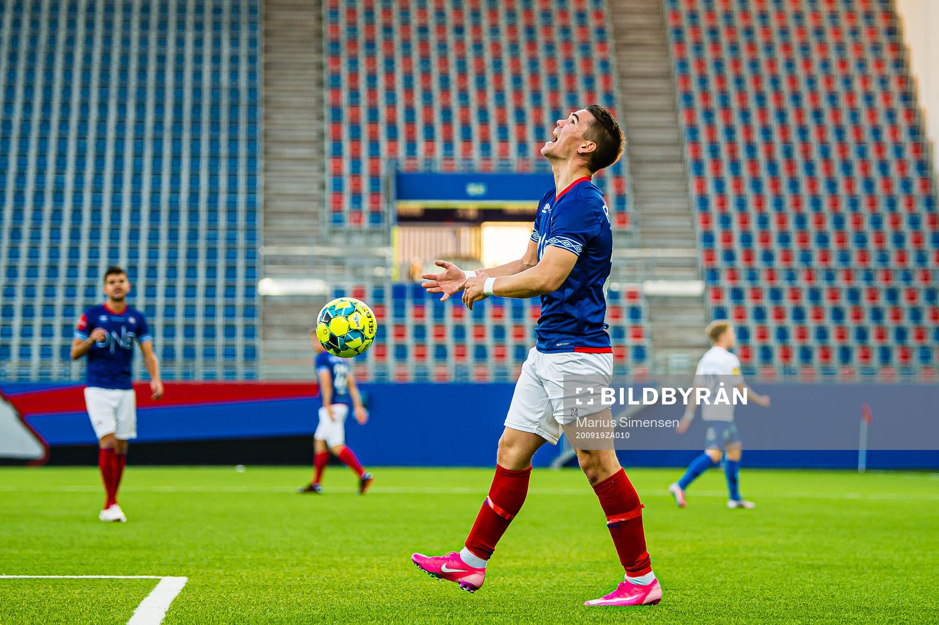 Vidar Örn Kjartansson of Vålerenga reacts
