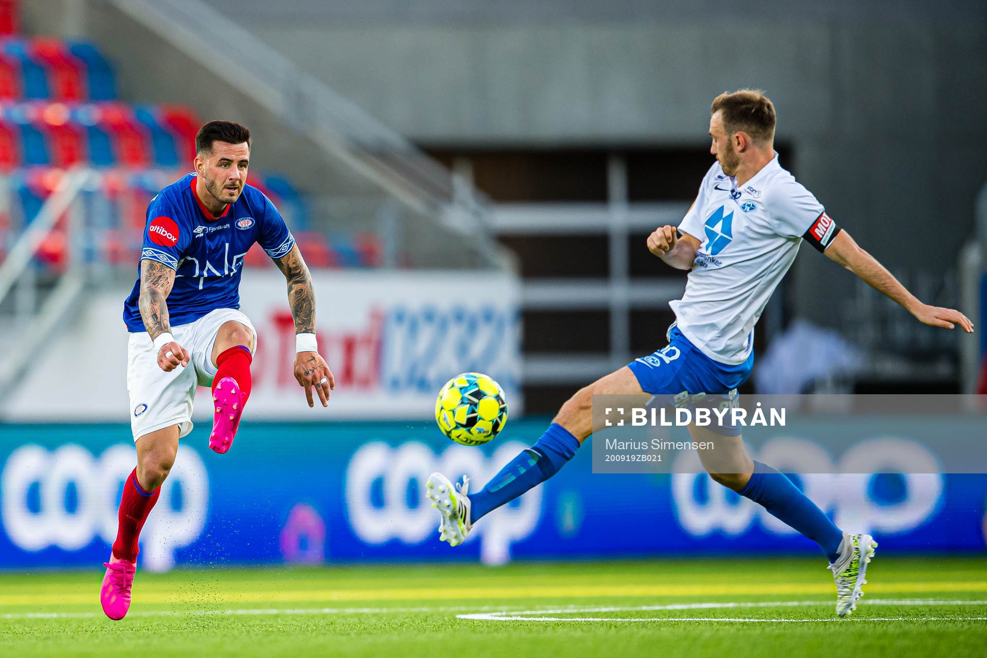 Aron Leonard Dønnum of Vålerenga and Fredrik Aursnes of