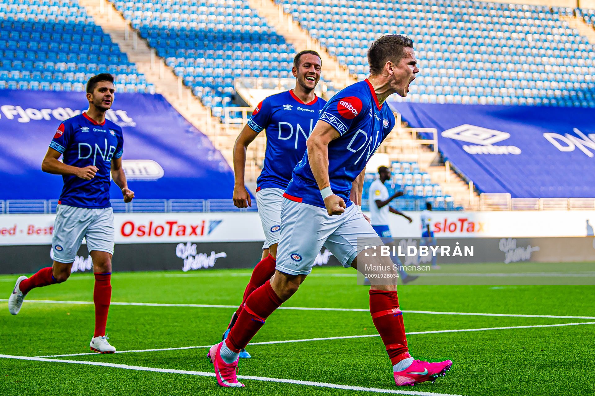 Vidar Örn Kjartansson of Vålerenga celebrates