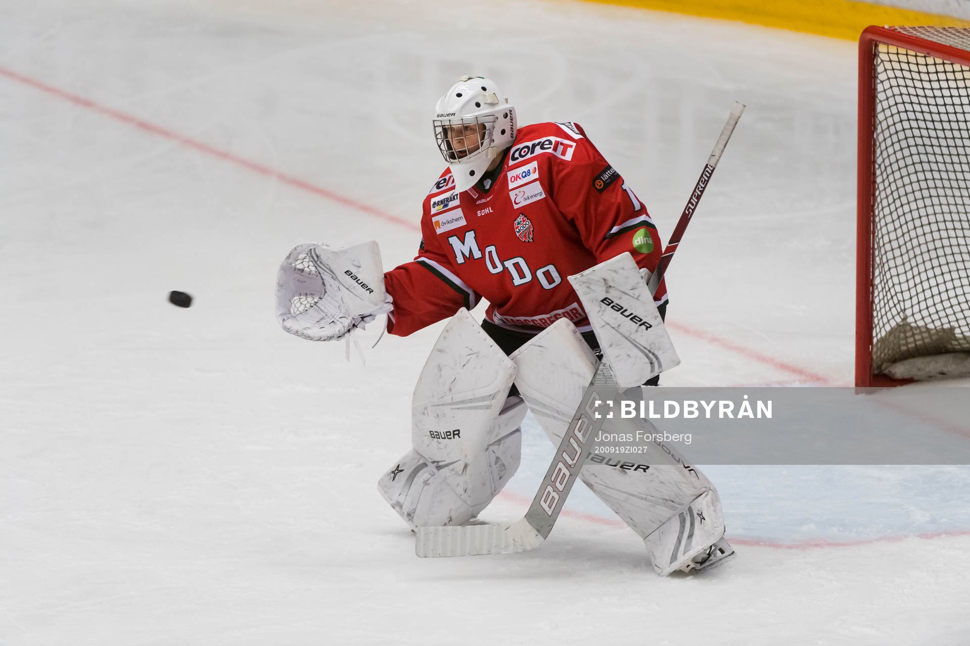 Modos Lisa Jönsson innan ishockeymatchen i SDHL mellan