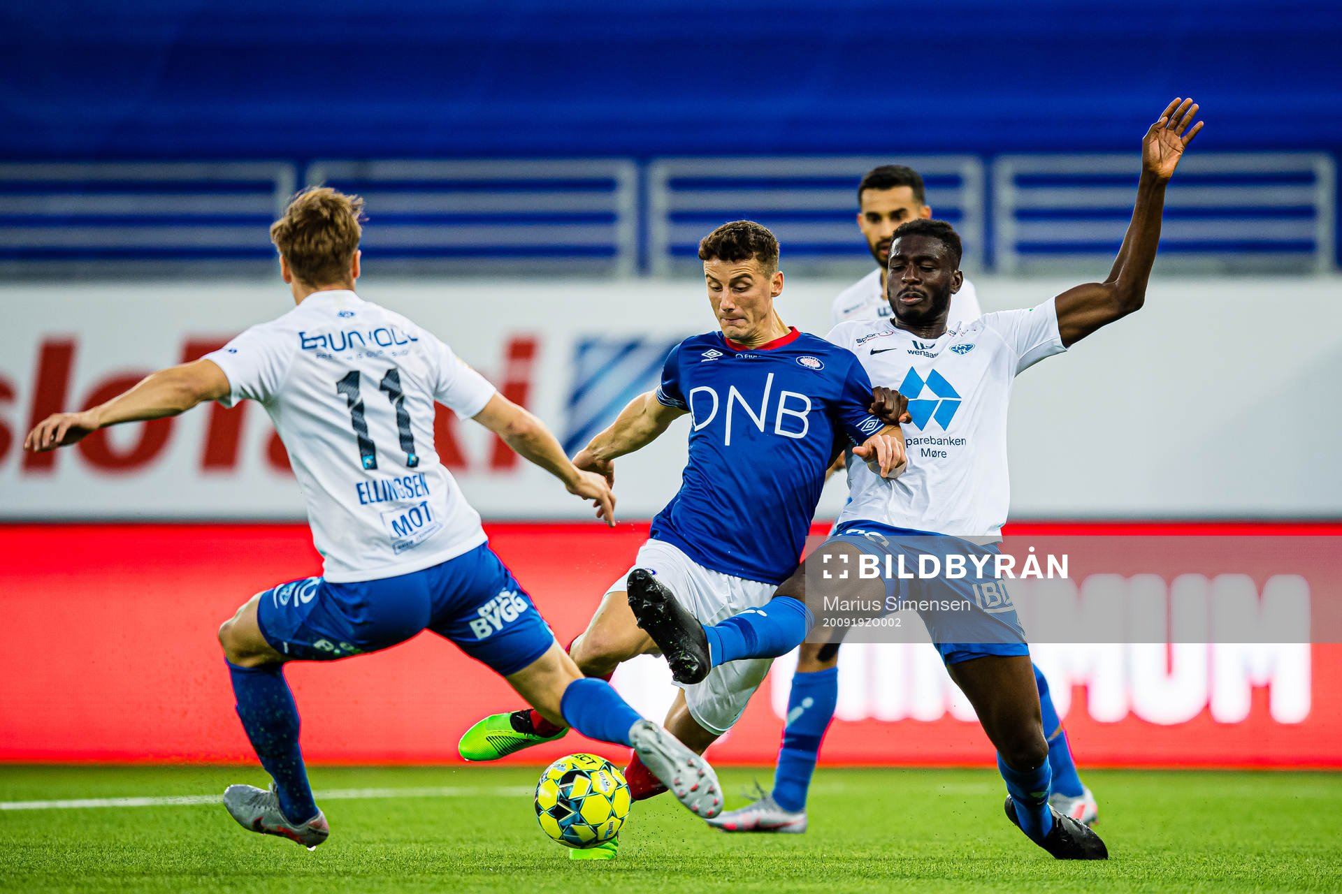 Herolind Shala of Vålerenga and Sheriff Sinyan of Molde during the Eliteserien match between Vålerenga and Molde on September 19, 2020 in Oslo.