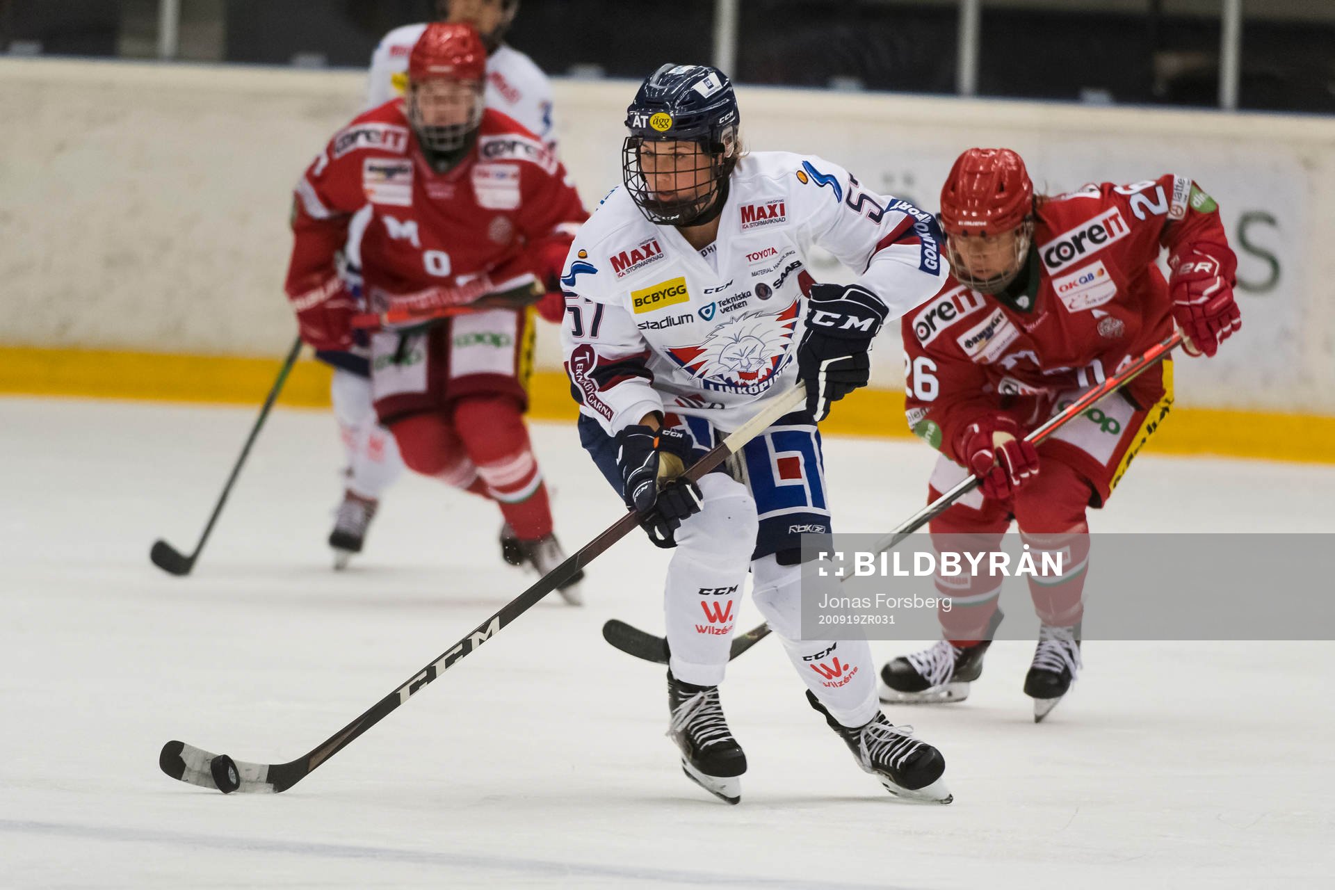 Linköpings Celine Tardif jagas av Modos Marion Allemoz