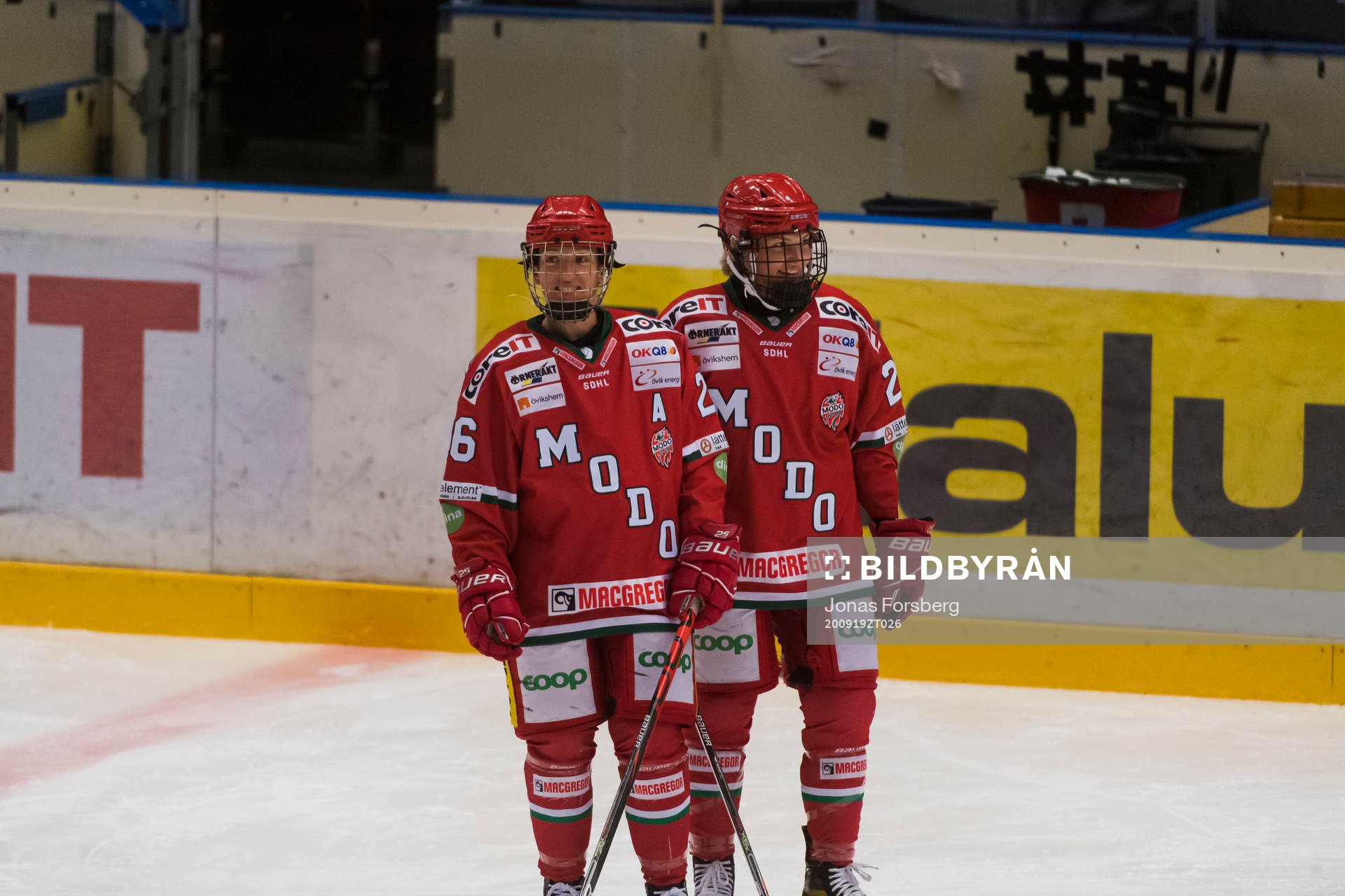 Modos Paula Bergström och Jaycee Magwood innan