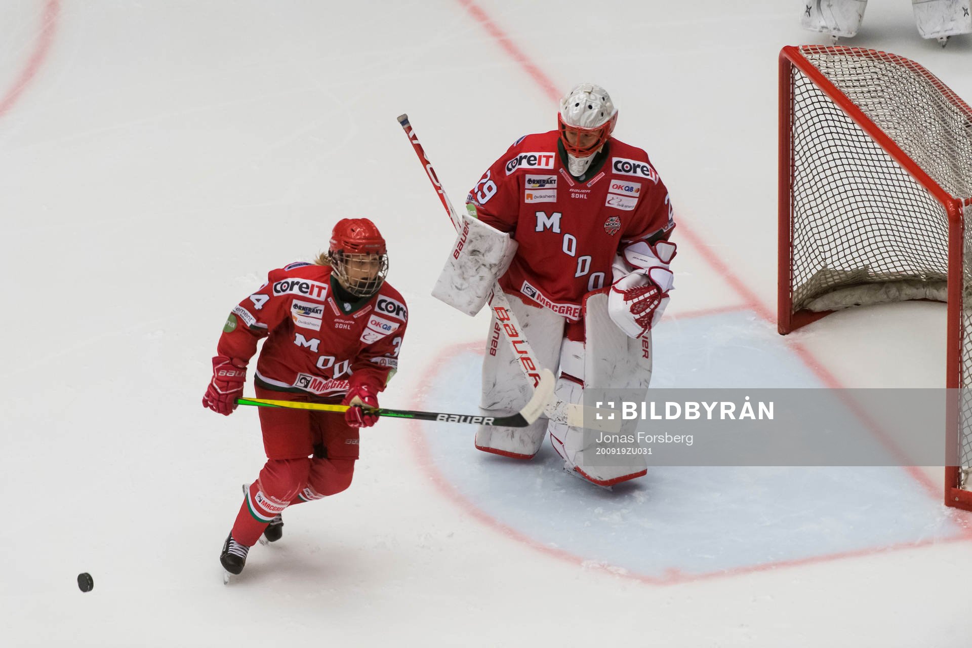 Modos Tea Lökke Nyberg och målvakt Klara Peslarova innan