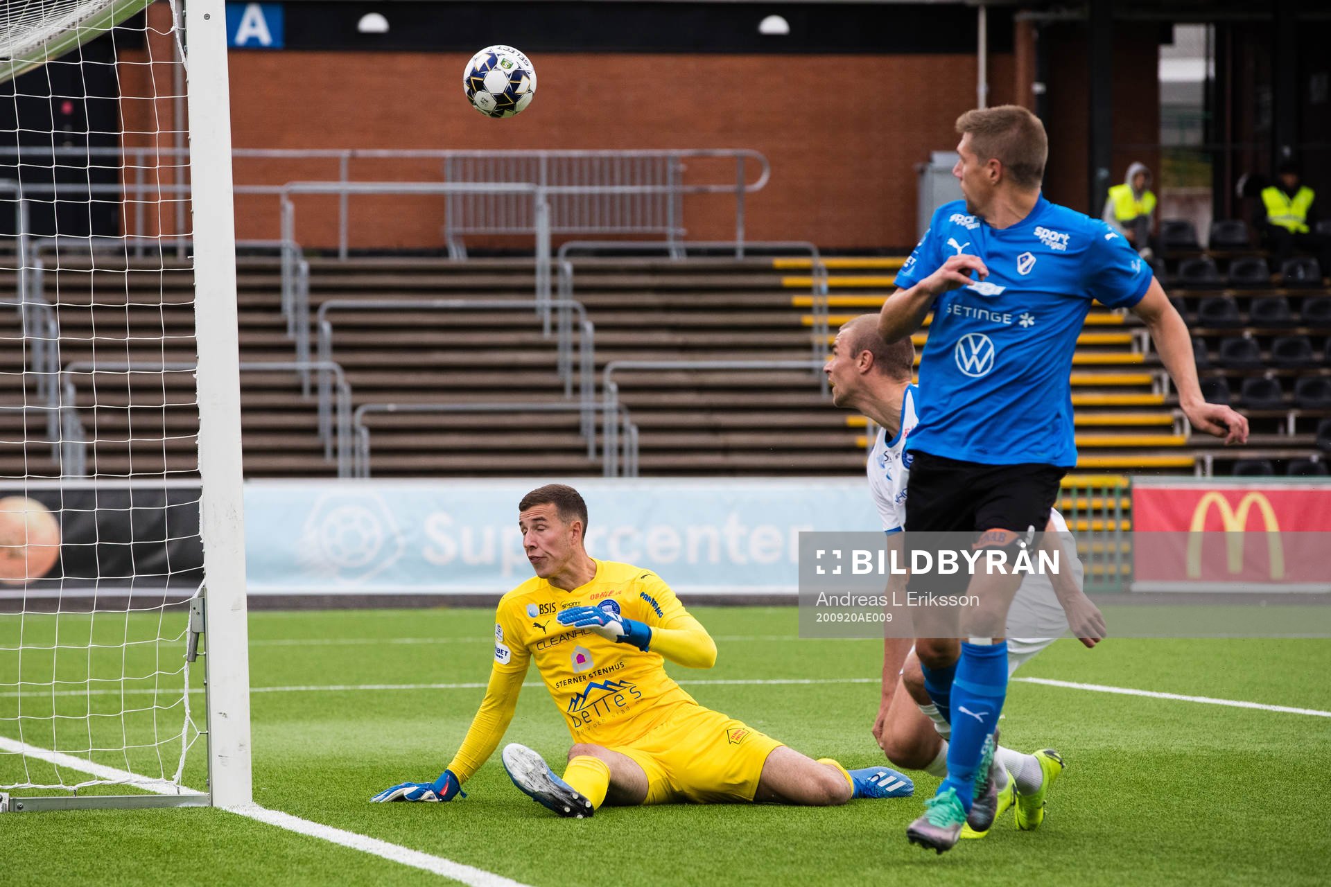 Halmstads Mikael Boman med en målchans mot Akropolis