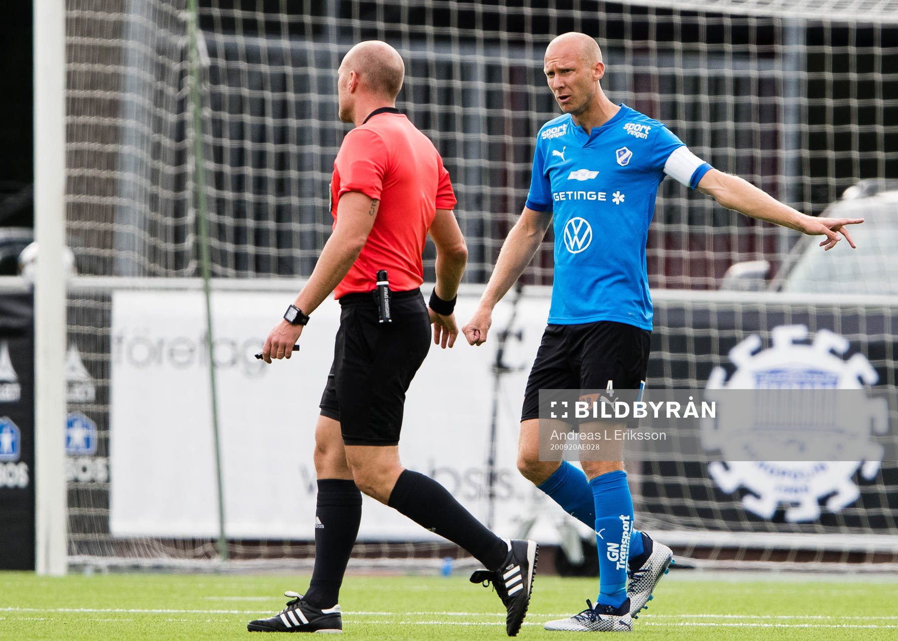 Halmstads Andreas Johansson samtalar med domare Patrik