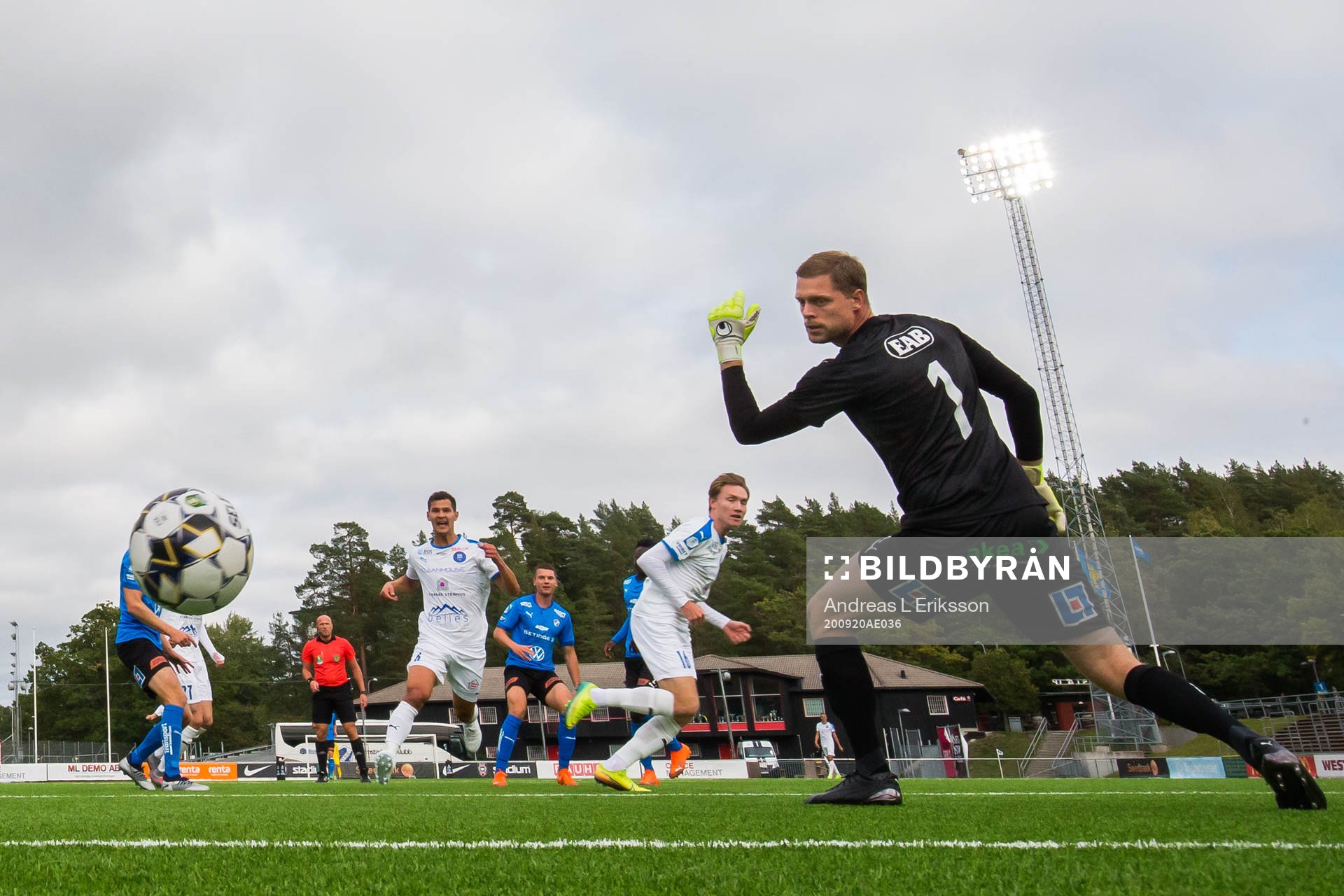 Akropolis Marcus Burman gör 1-0 bakom Halmstads målvakt
