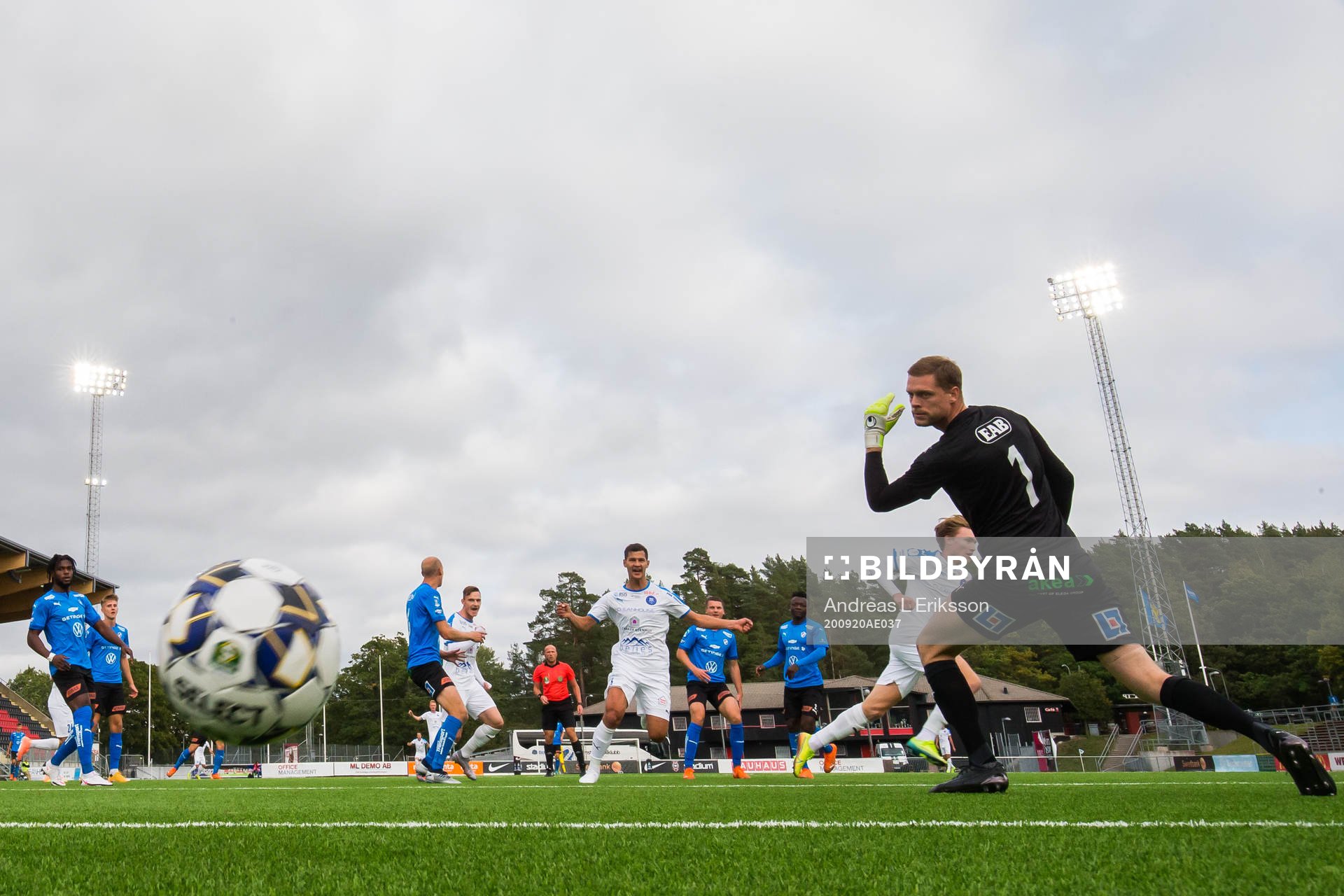 Akropolis Marcus Burman gör 1-0 bakom Halmstads målvakt