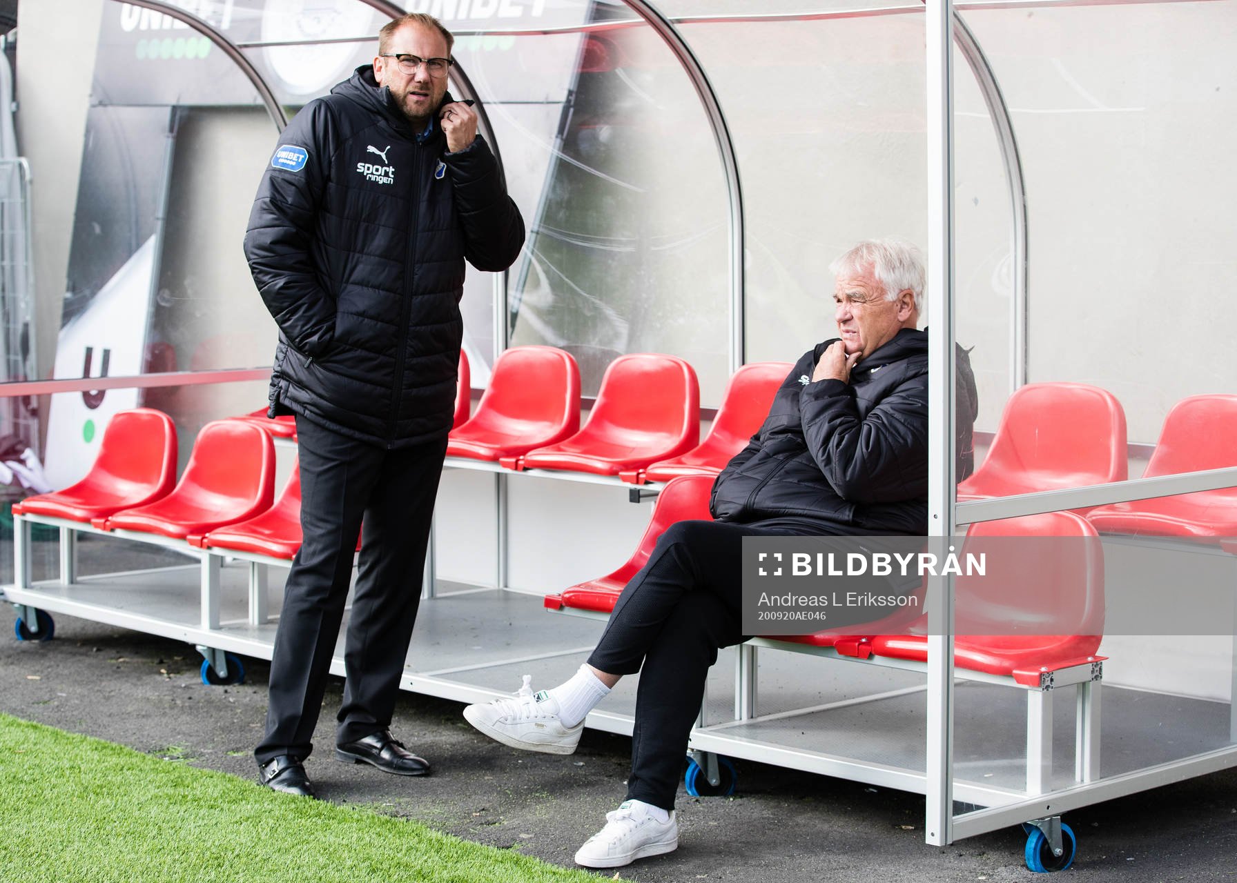 Halmstads tränare Magnus Haglund och analytiker Reine Almqvist under fotbollsmatchen i Superettan mellan Akropolis och Halmstad den 20 september 2020 i Stockholm.