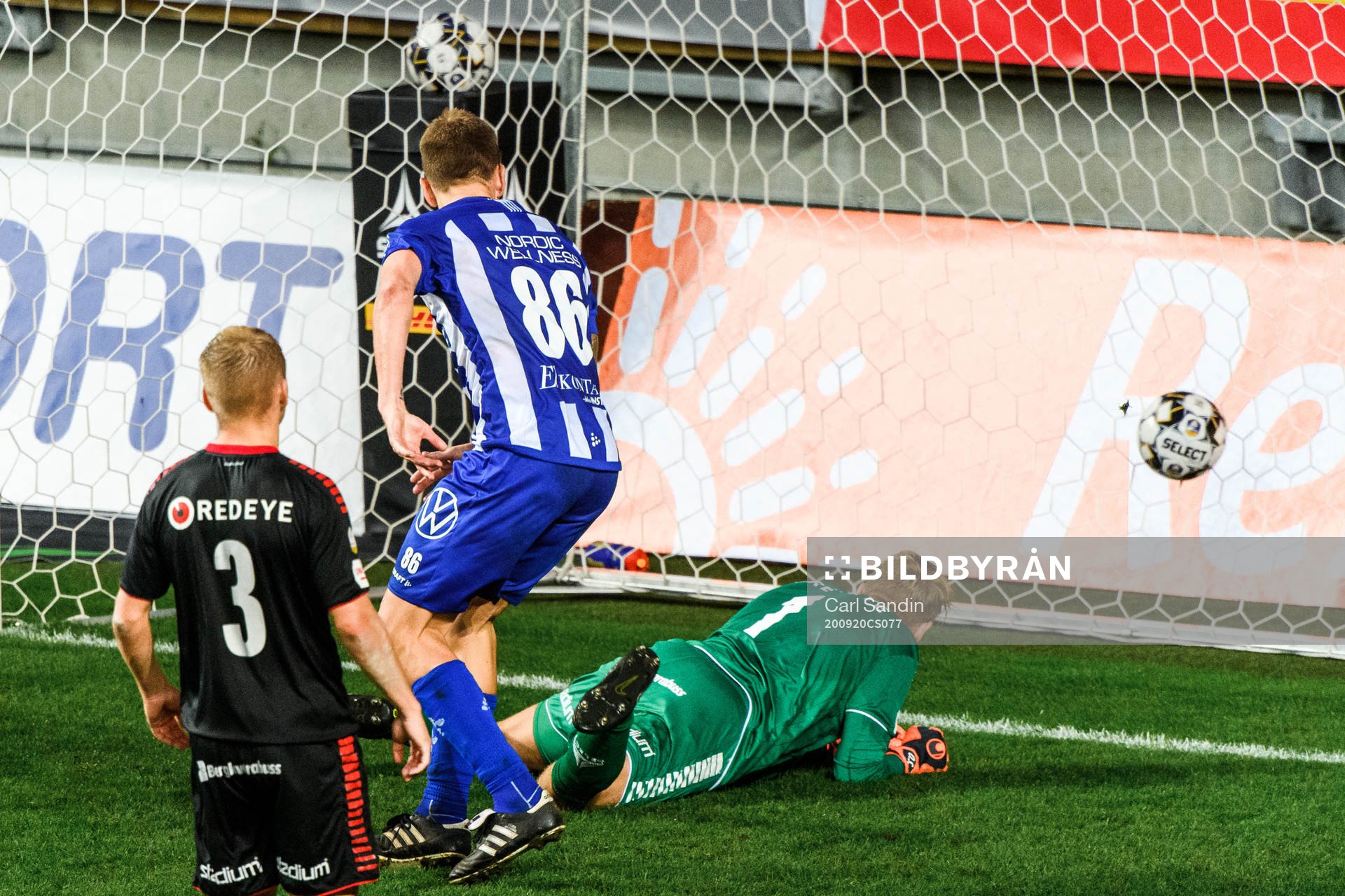 IFK Göteborg Pontus Wernbloom reducerar till 1-2 bakom