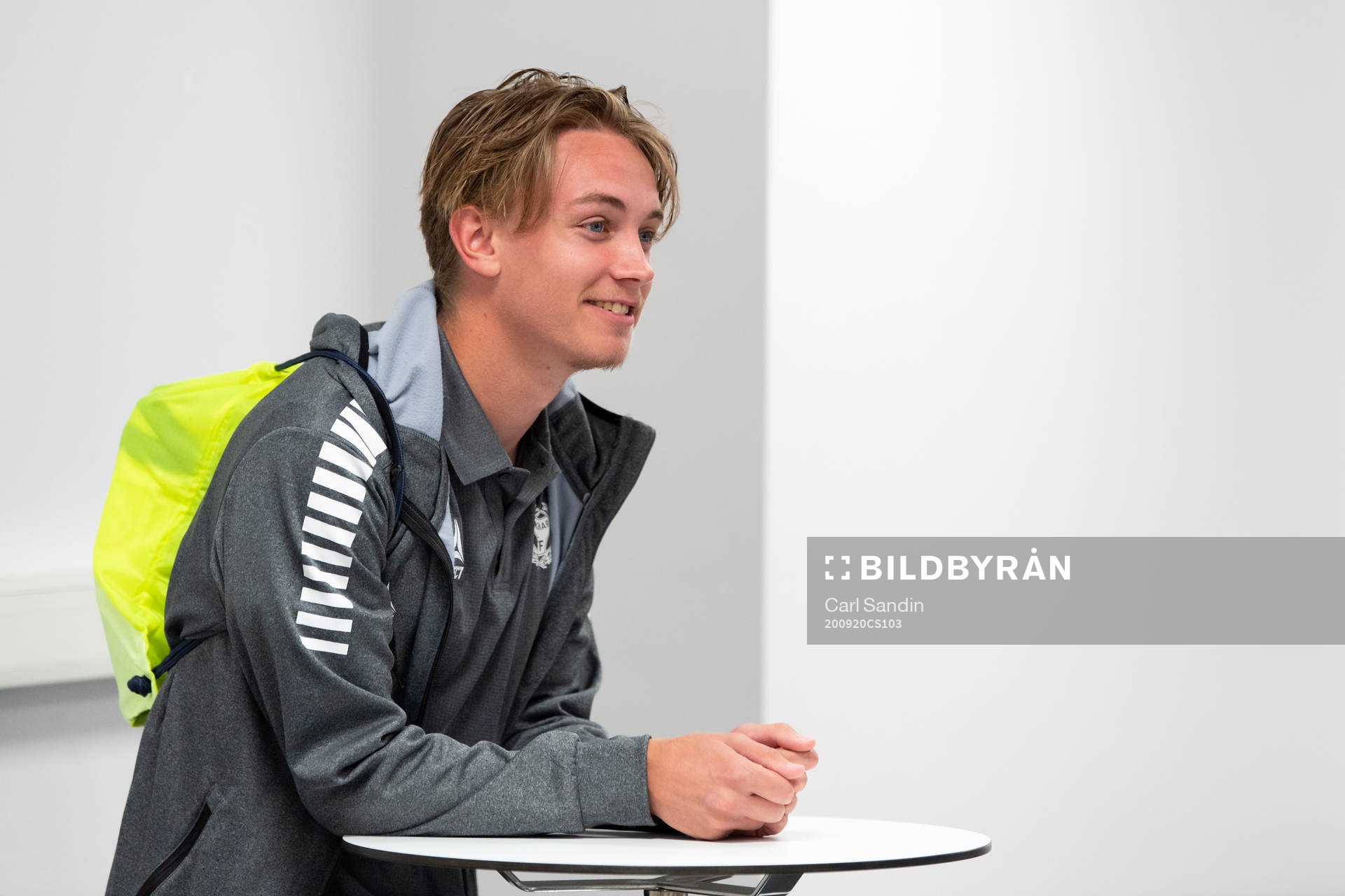 Kalmars Isak Magnusson blir intervjuad