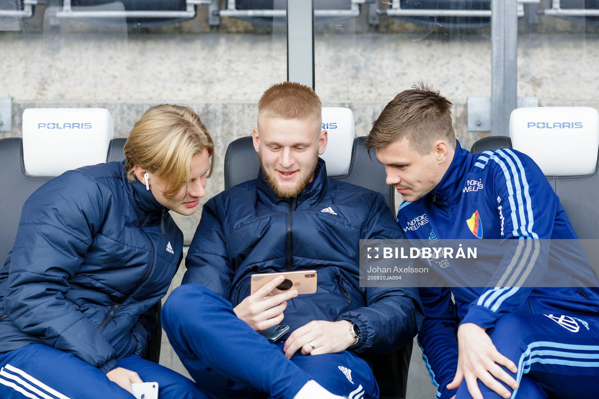 Djurgårdens Kalle Holmberg tittar på mobilen