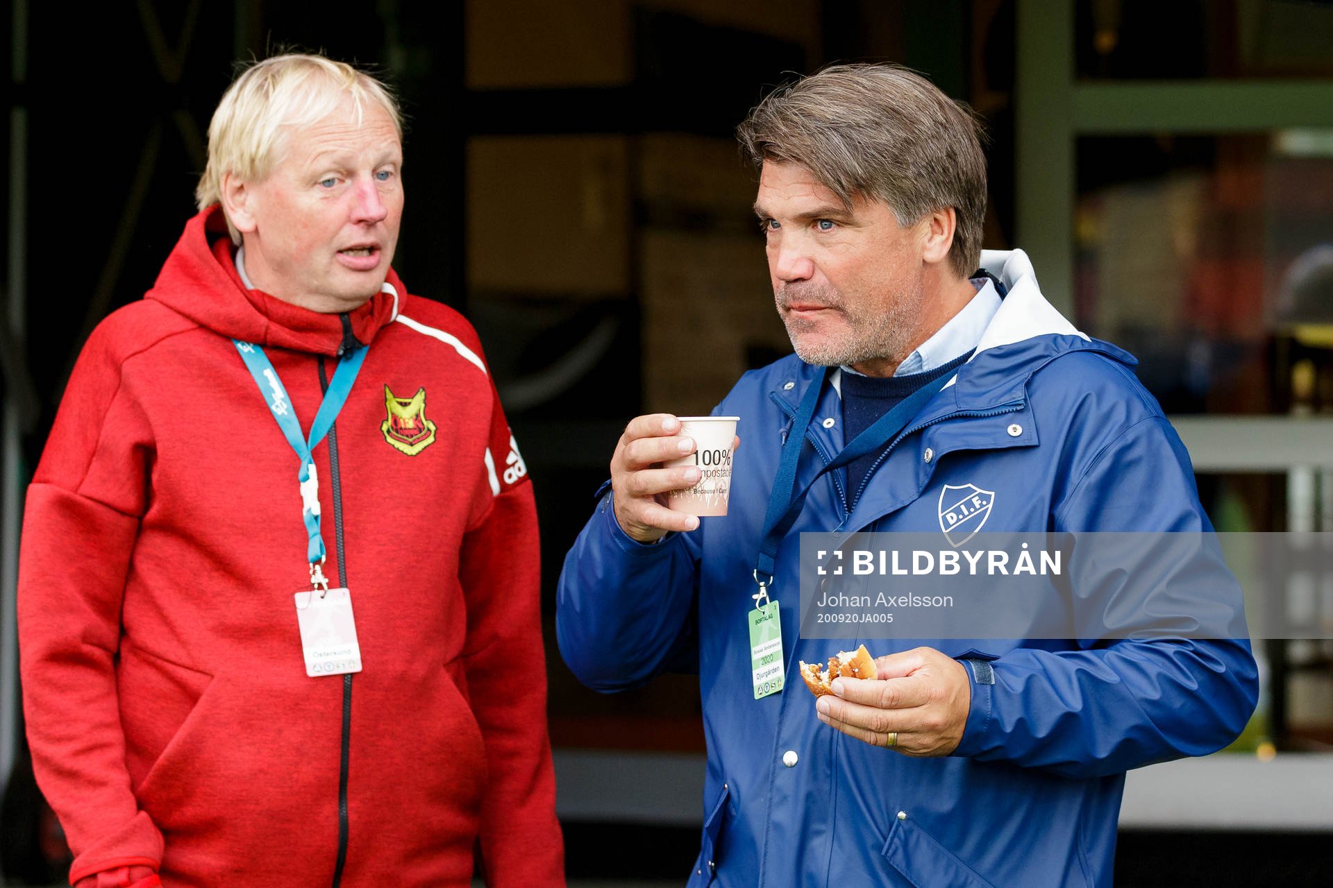 Djurgårdens sprortchef Bosse Andersson i samtal med