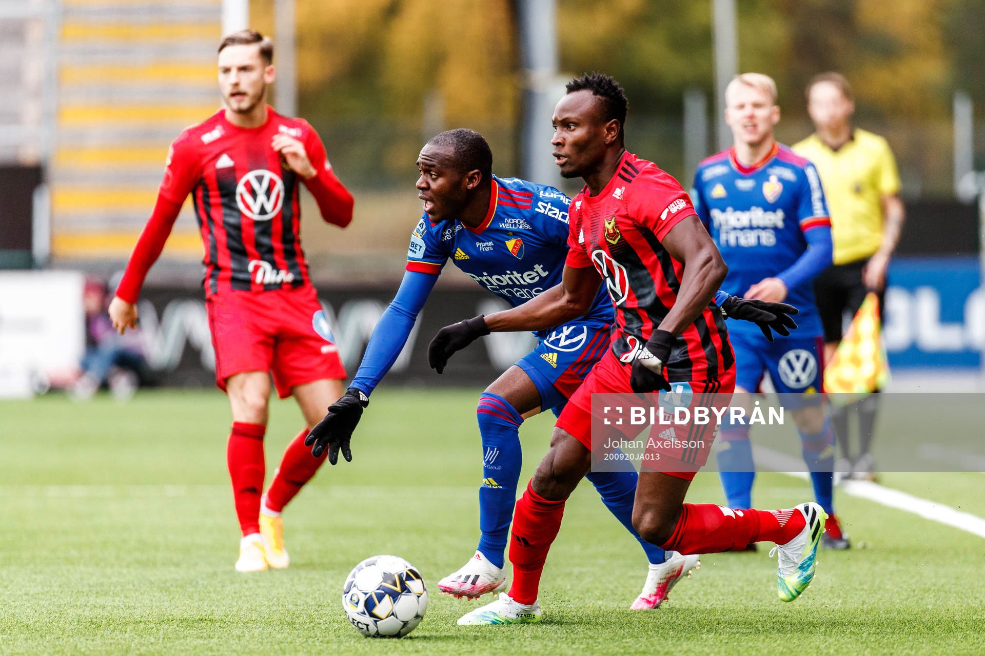Djurgårdens Edward Chilufya och Östersunds Sam Mensiro