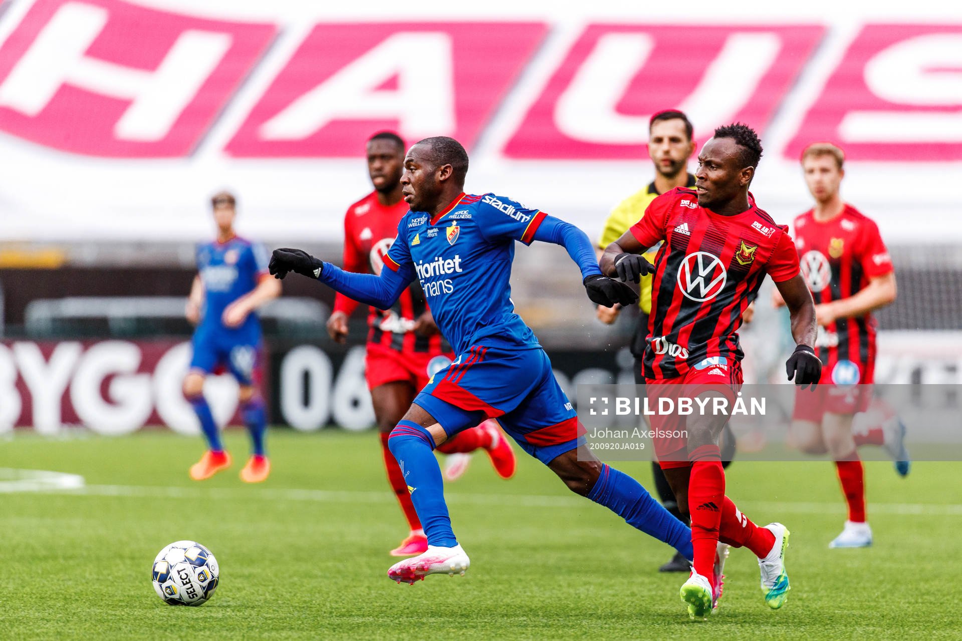 Djurgårdens Edward Chilufya och Östersunds Sam Mensiro