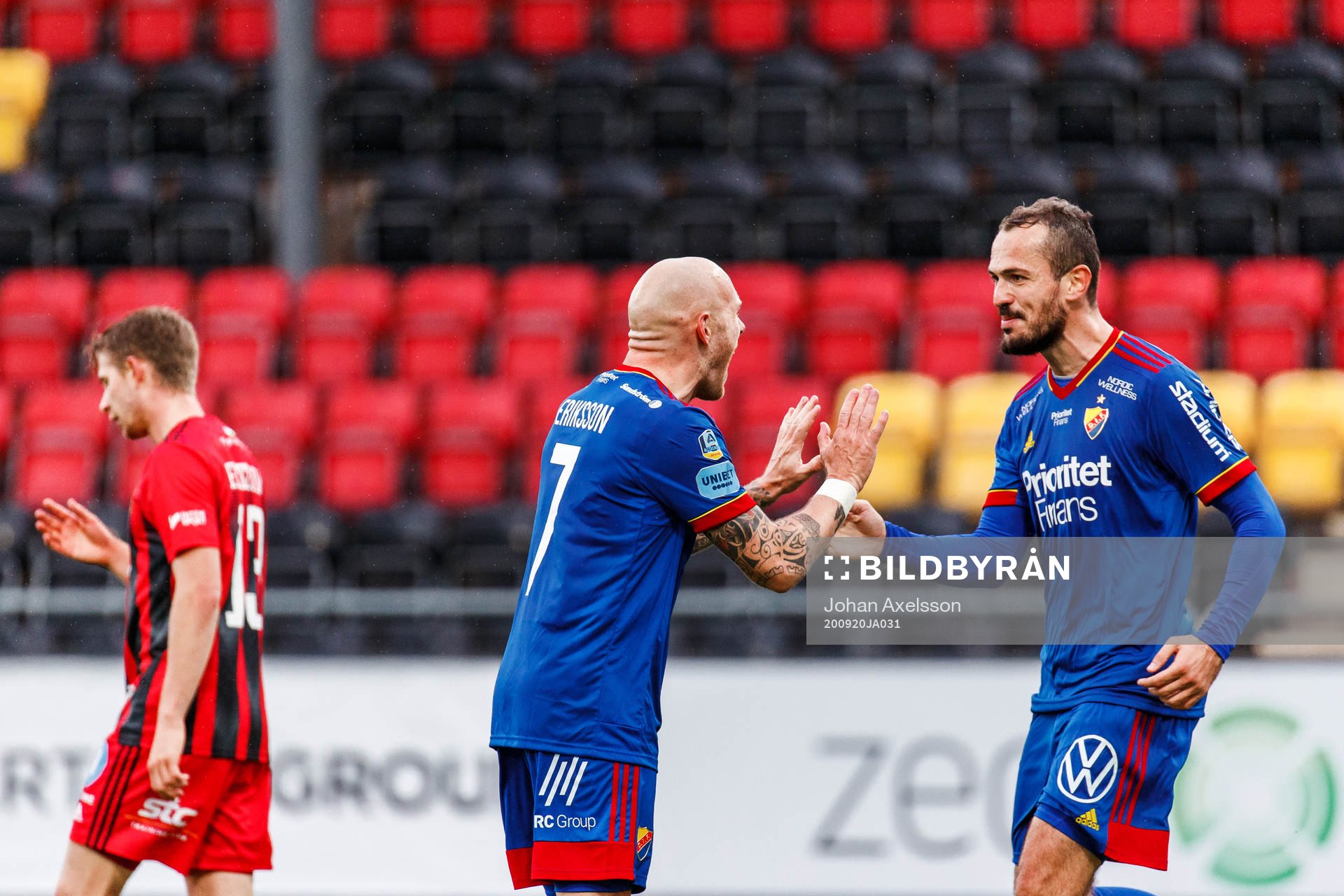 Djurgårdens Magnus Eriksson jublar med Emir Kujovic