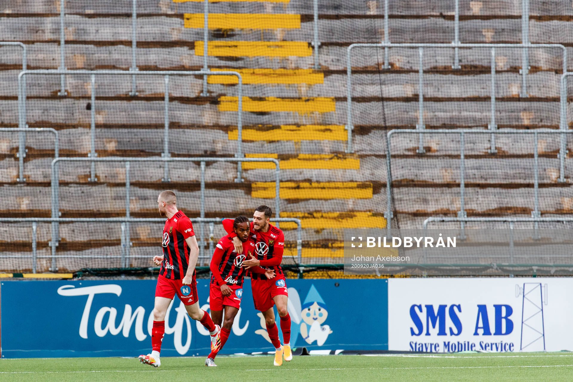 Östersunds Francis Jon-Baptiste  jublar med Felix Hörberg