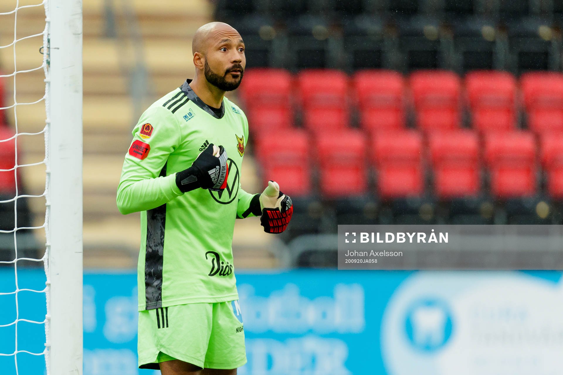 Östersunds målvakt Aly Keita reagerar