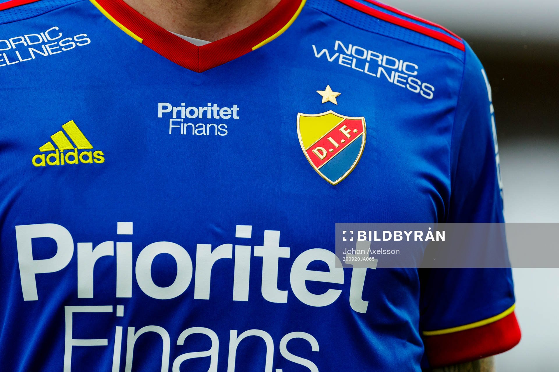 Djurgårdens matchtröja med klubbemblemet