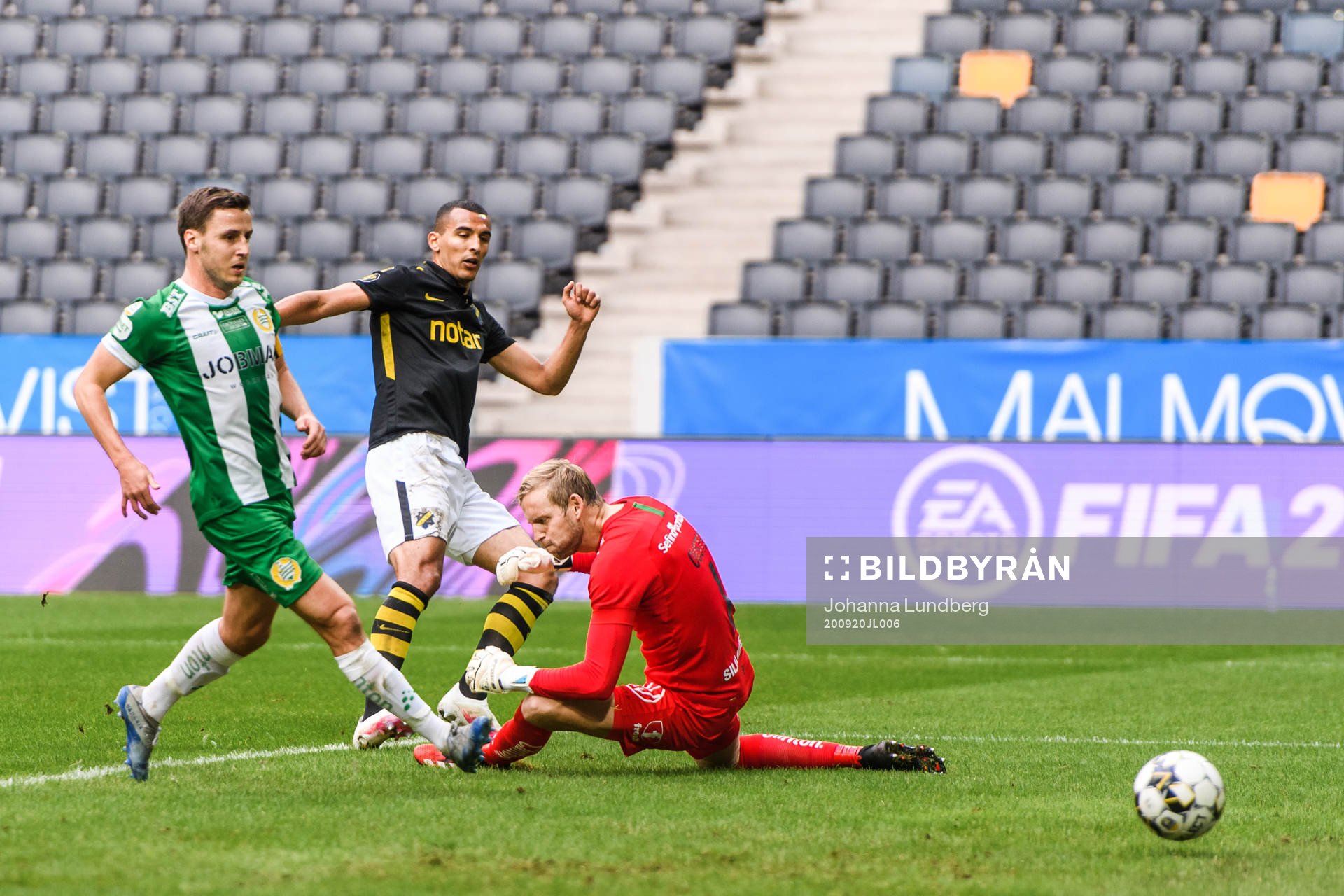 s Nabil Bahoui gör 1-0 bakom Hammarbys Jeppe Andersen och