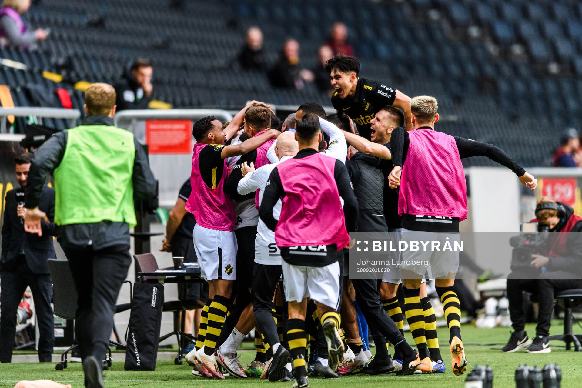 AIK:s spelare jublar efter 3-0 av Mikael Lustig under fotbollsmatchen i Allsvenskan mellan AIK och Hammarby den 20 september 2020 i Stockholm.
