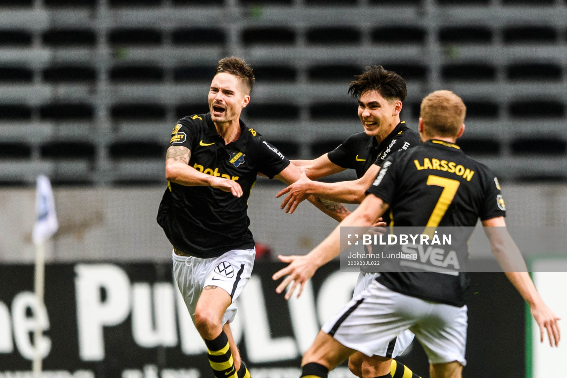 s Mikael Lustig jublar